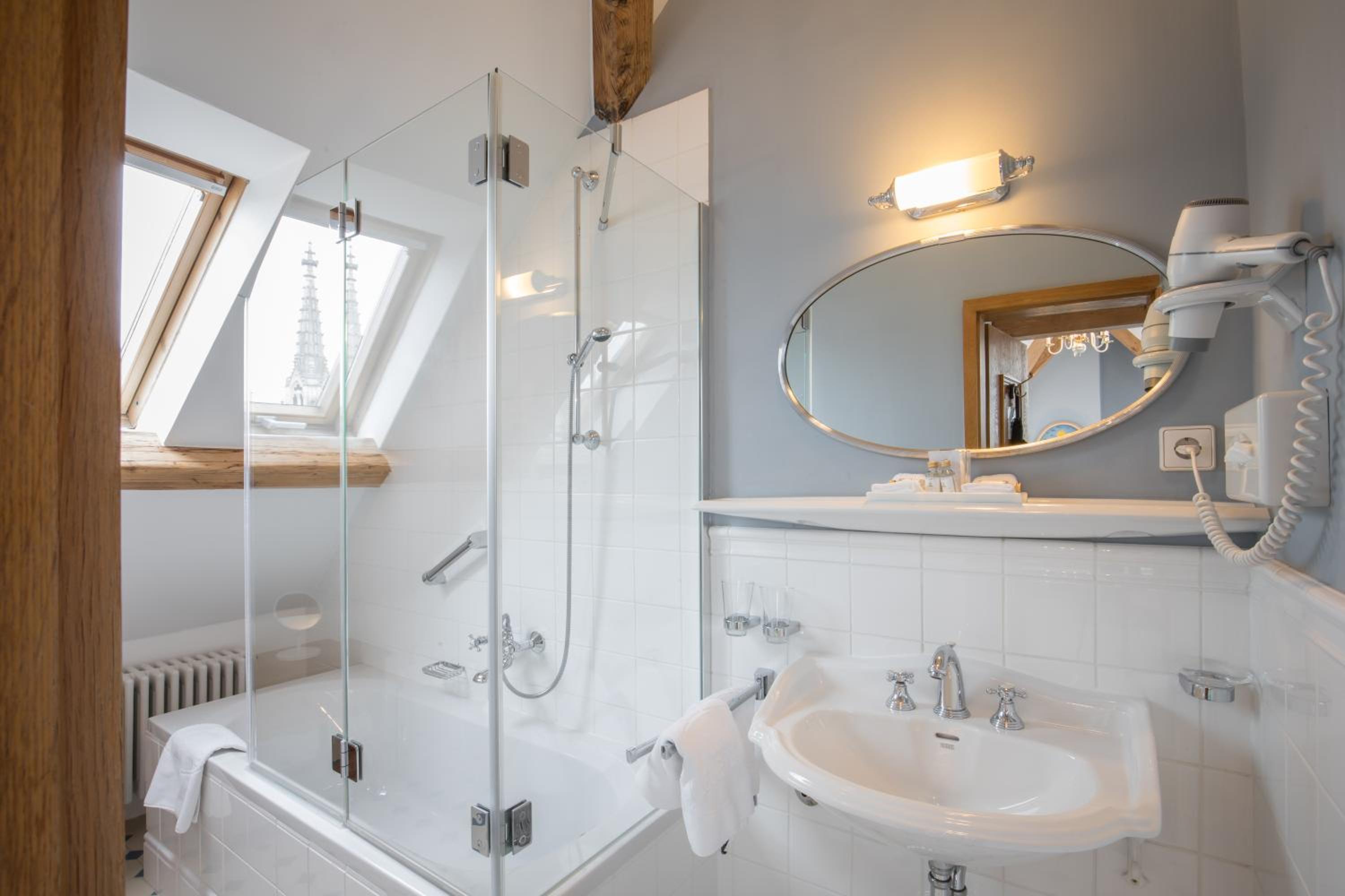 Standard Double or Twin Room - Photo 8