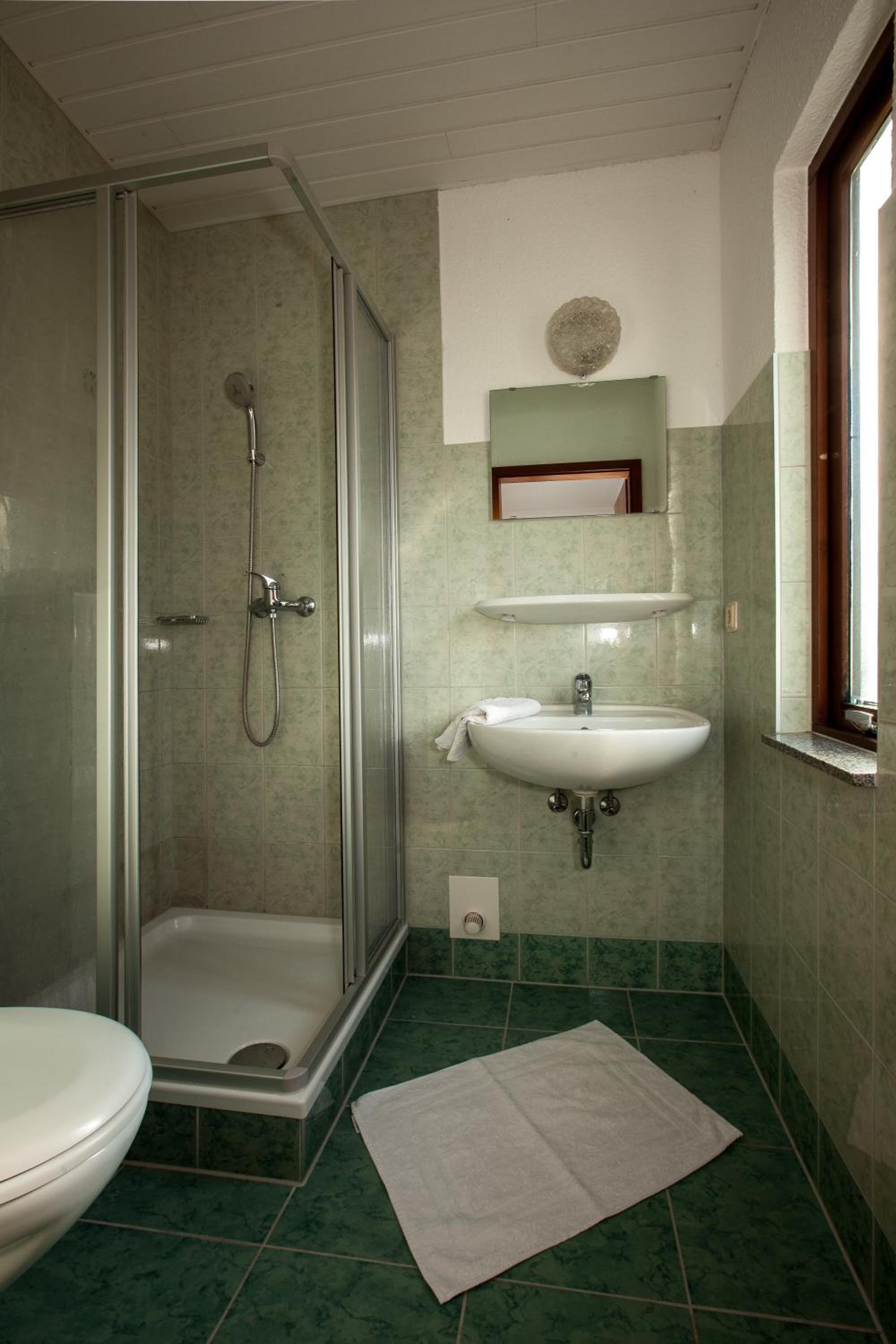 Budget Twin Room - Photo 6
