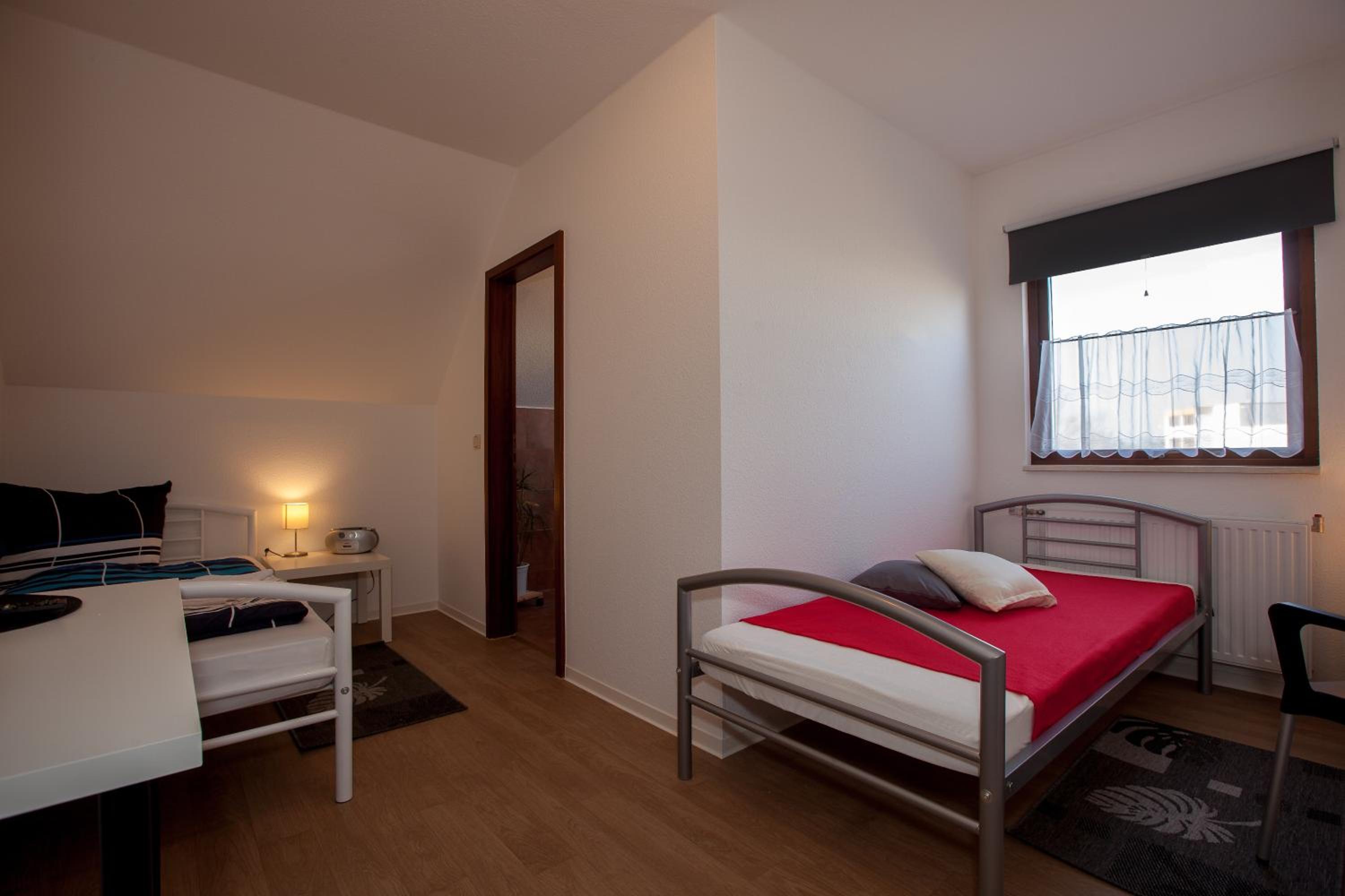 Budget Twin Room - Photo 5