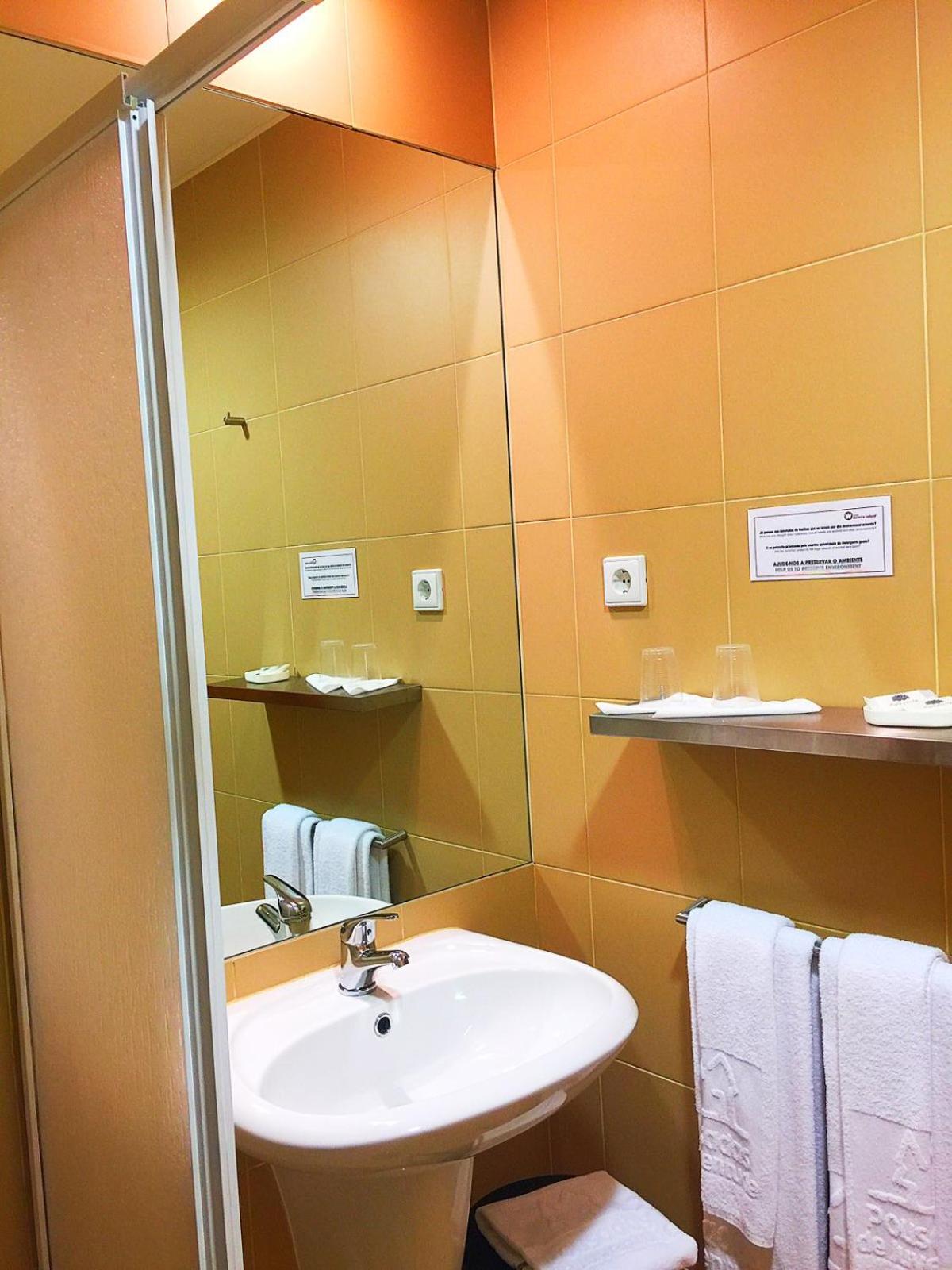 Twin Room - Photo 9
