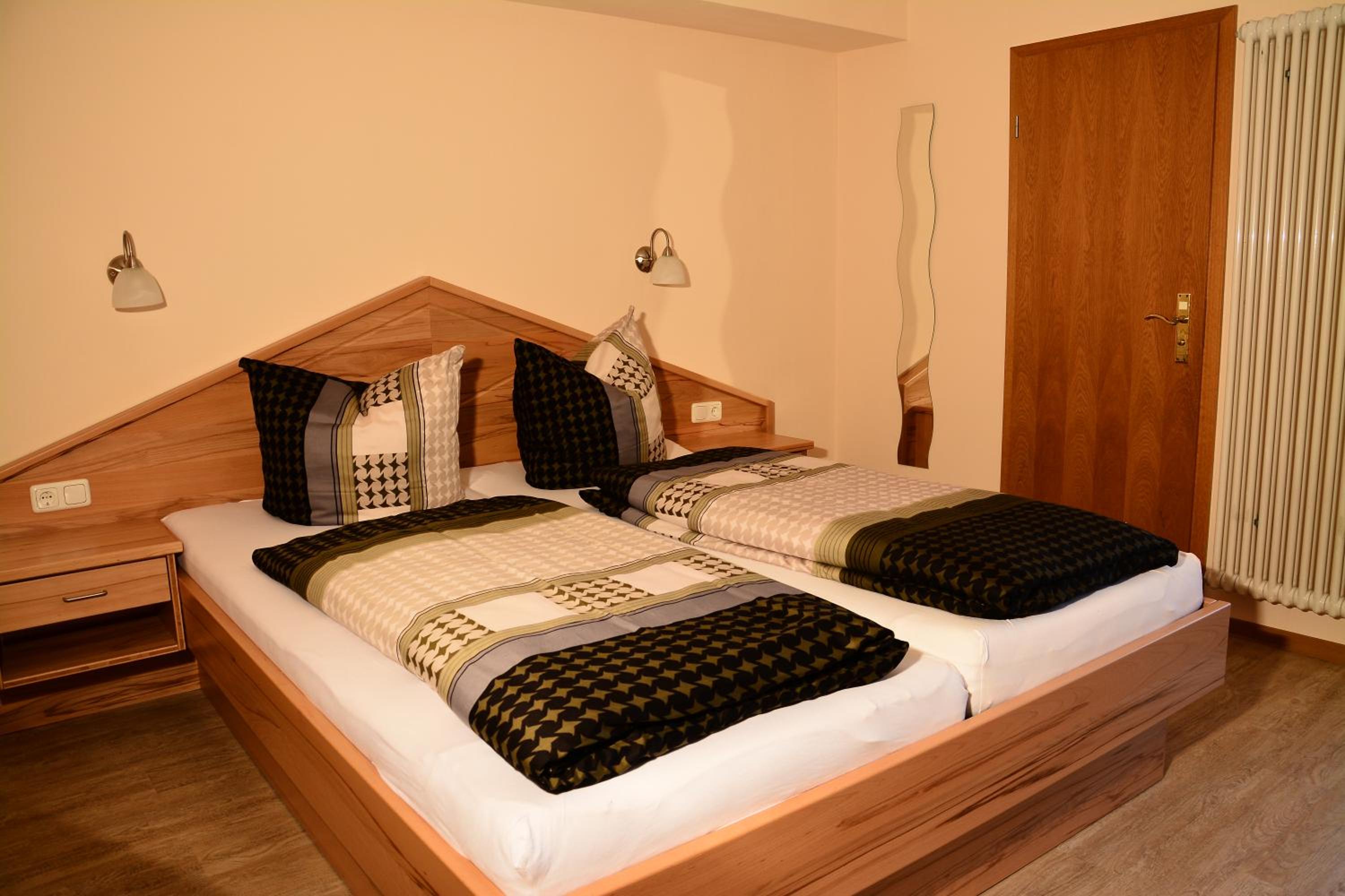 Double Room with Balcony - Photo 11