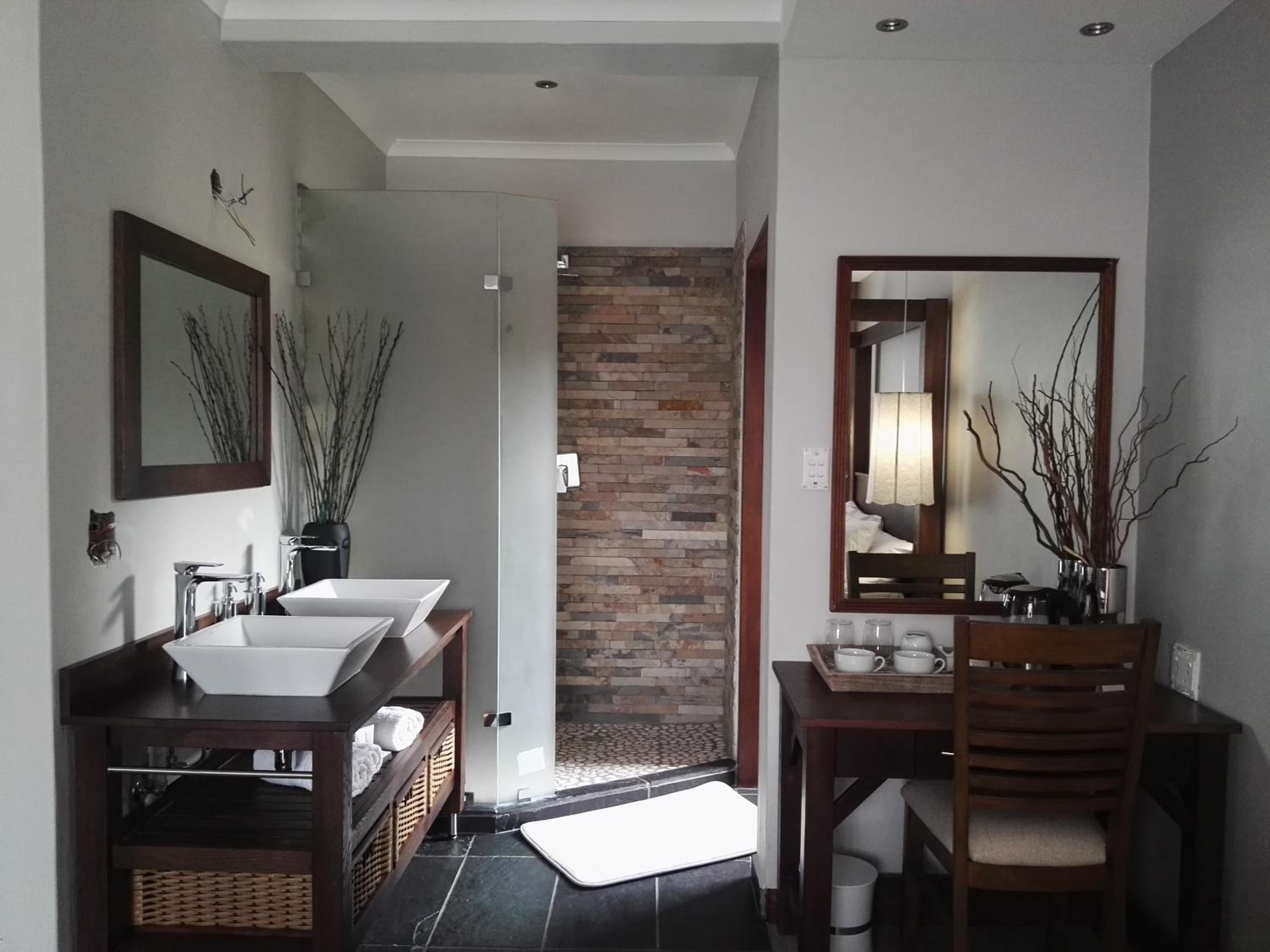 Queen Room with Pool Access photo 3