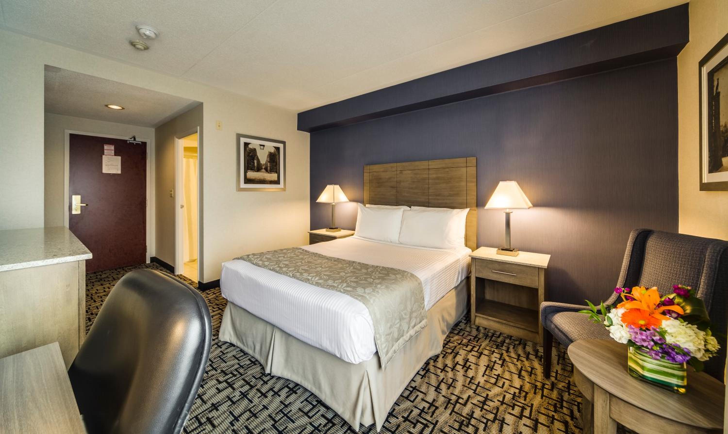 Standard Room with 1 Queen Bed - Photo 3