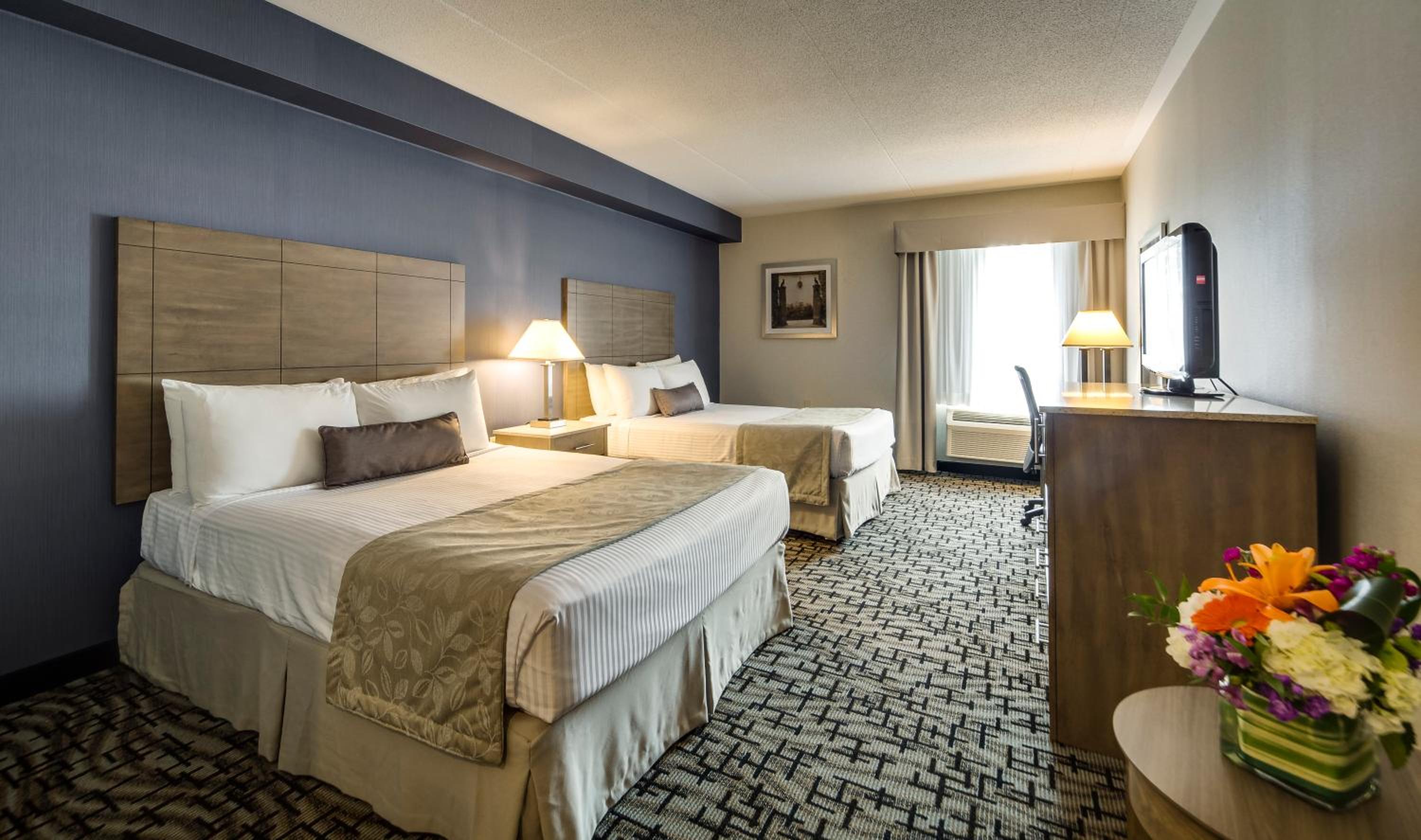 Standard Room with Two Queen Beds - Photo 4