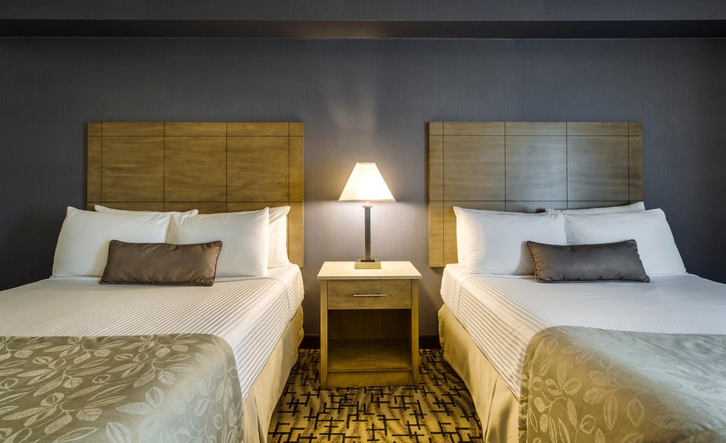 Standard Room with Two Queen Beds - Photo 3