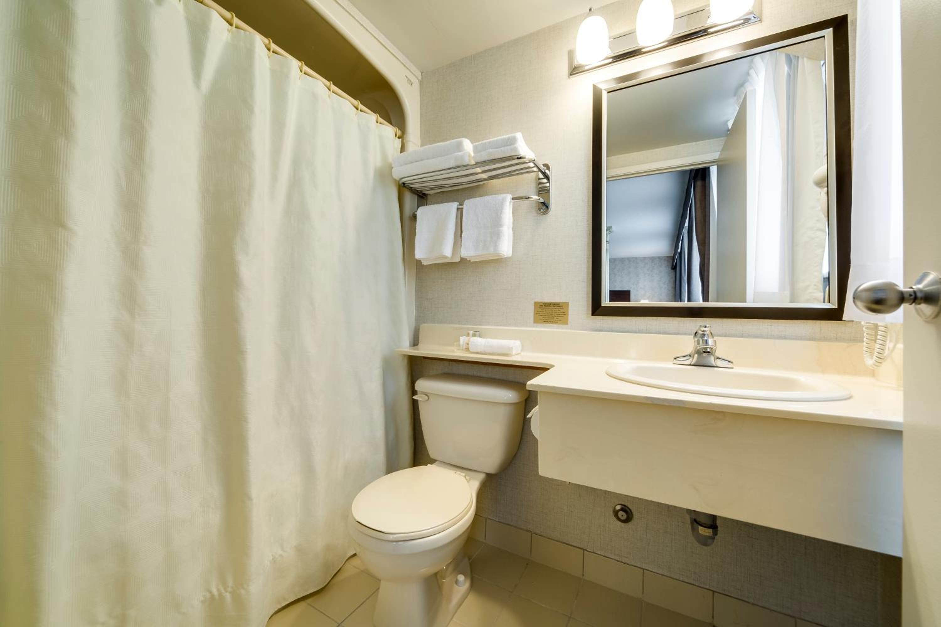 Standard Room with 1 Queen Bed - Photo 2