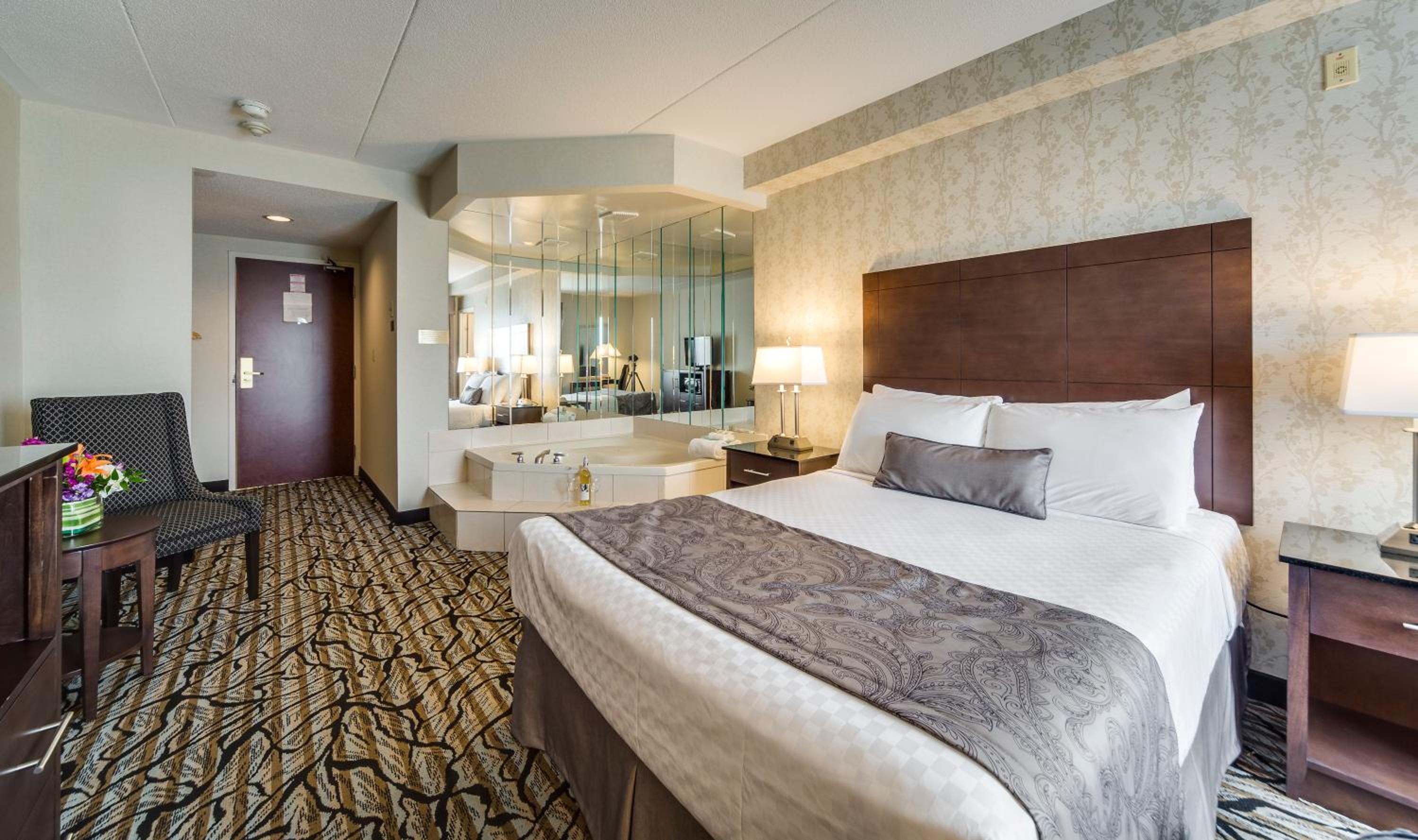 Queen Suite with Jetted Tub - Photo 3