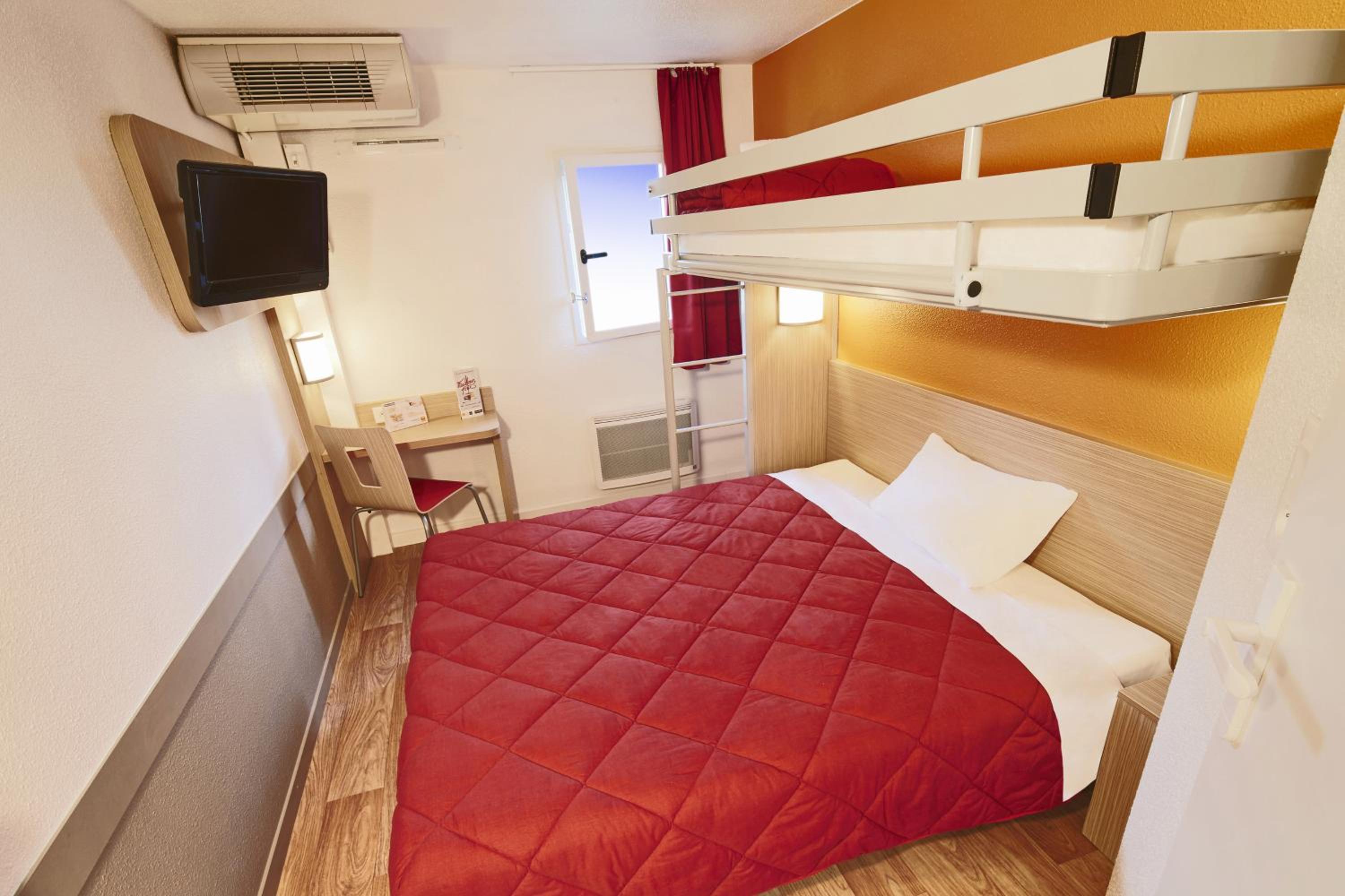 Triple Room with 1 Double Bed and 1 Single Bed