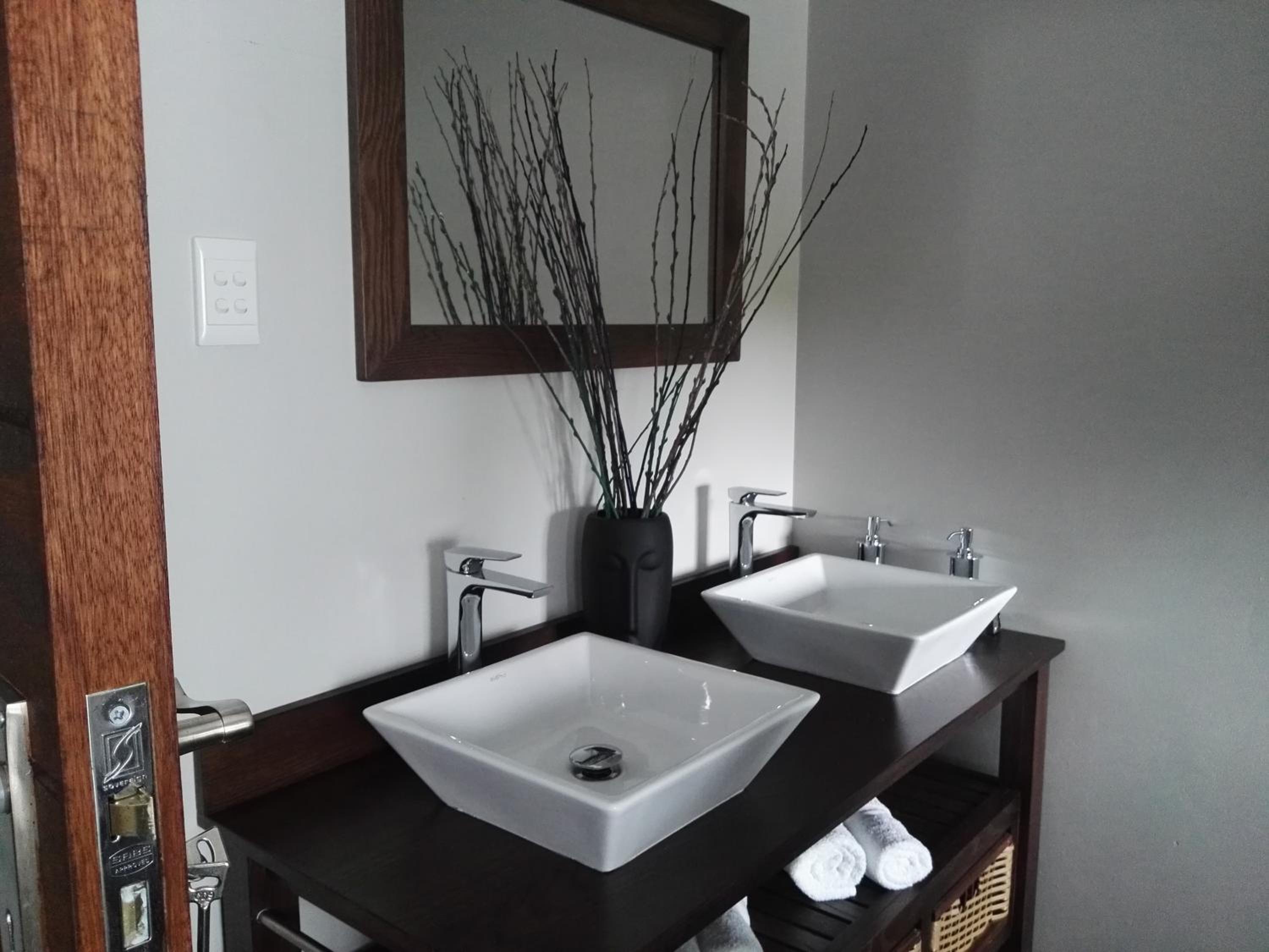 Queen Room with Shared Patio photo 3