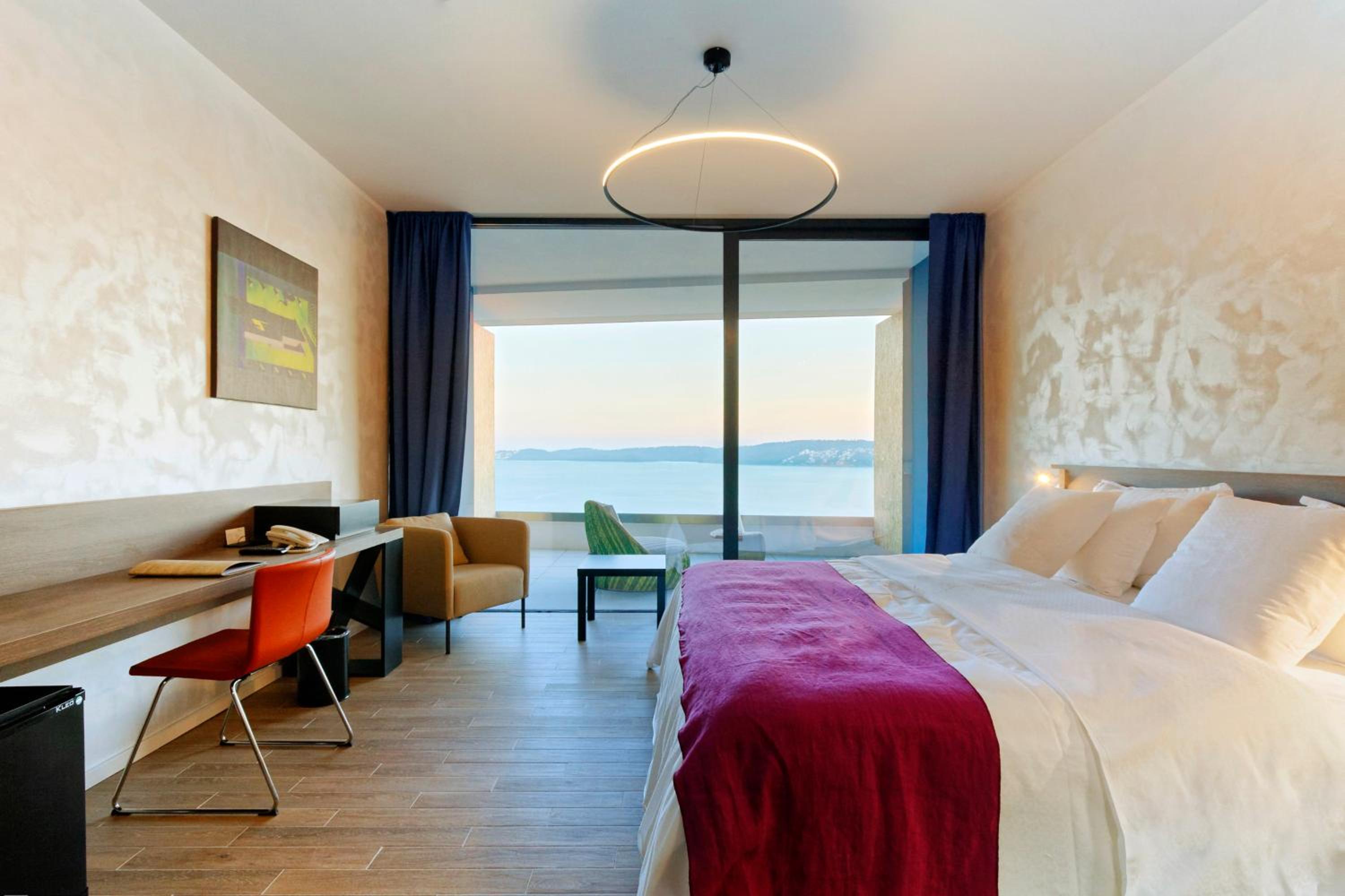 Quarto Duplo ou Twin Superior com Varanda e Vista para o Mar