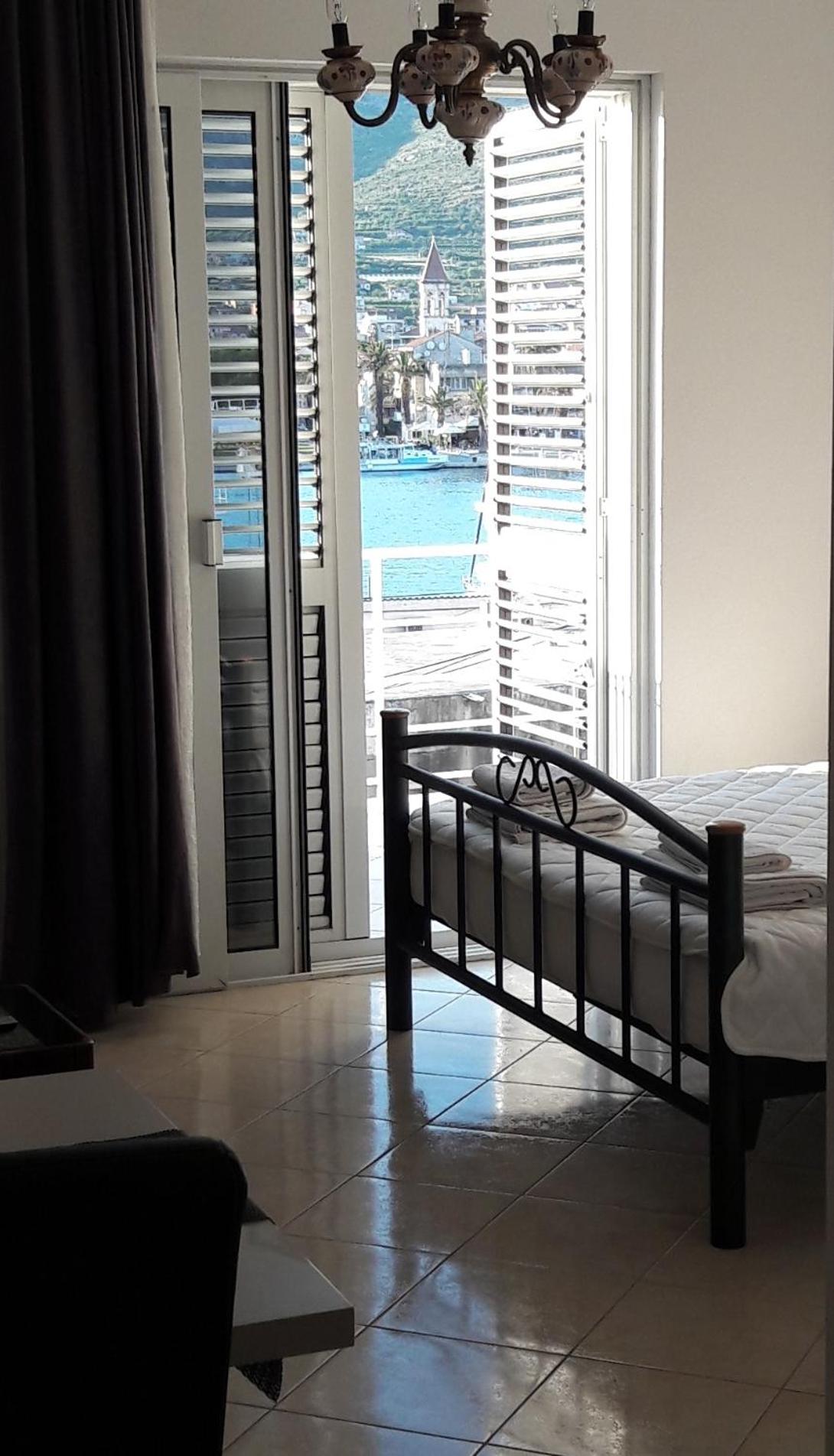 Apartment with Terrace and Sea View - Photo 33