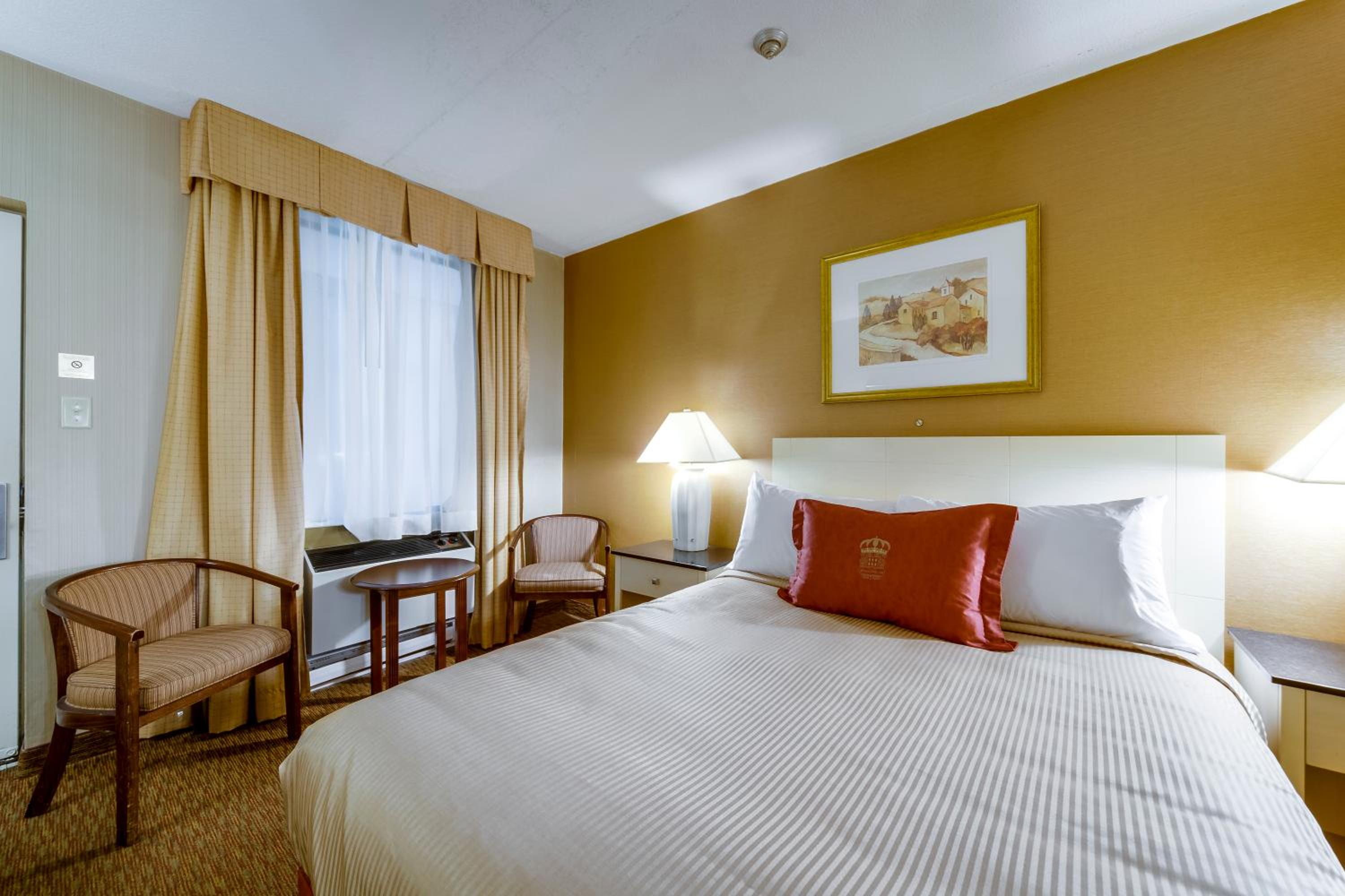 Standard Room with 1 Queen Bed - Photo 5