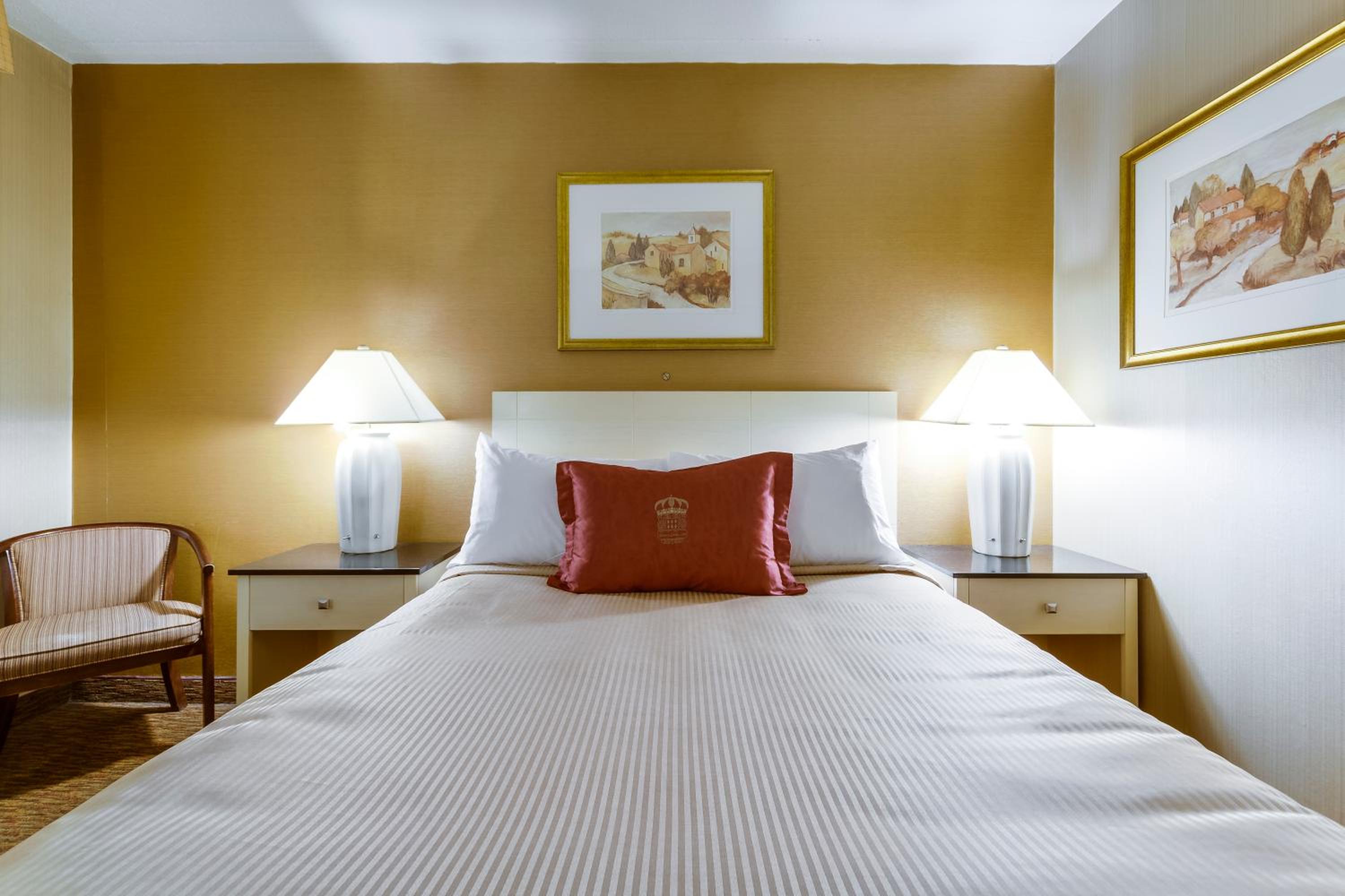 Standard Room with 1 Queen Bed - Photo 3