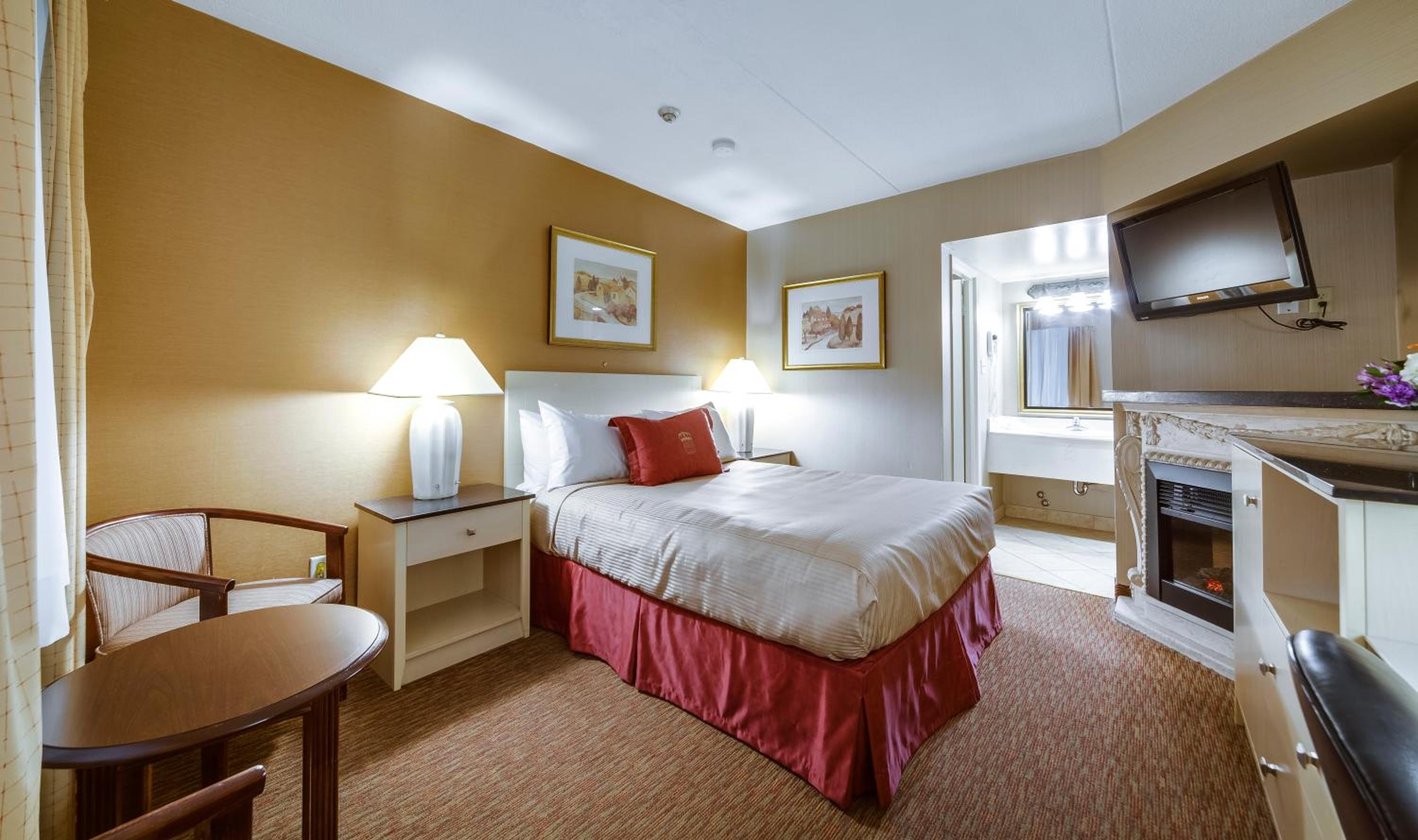 Standard Room with 1 Queen Bed - Photo 1