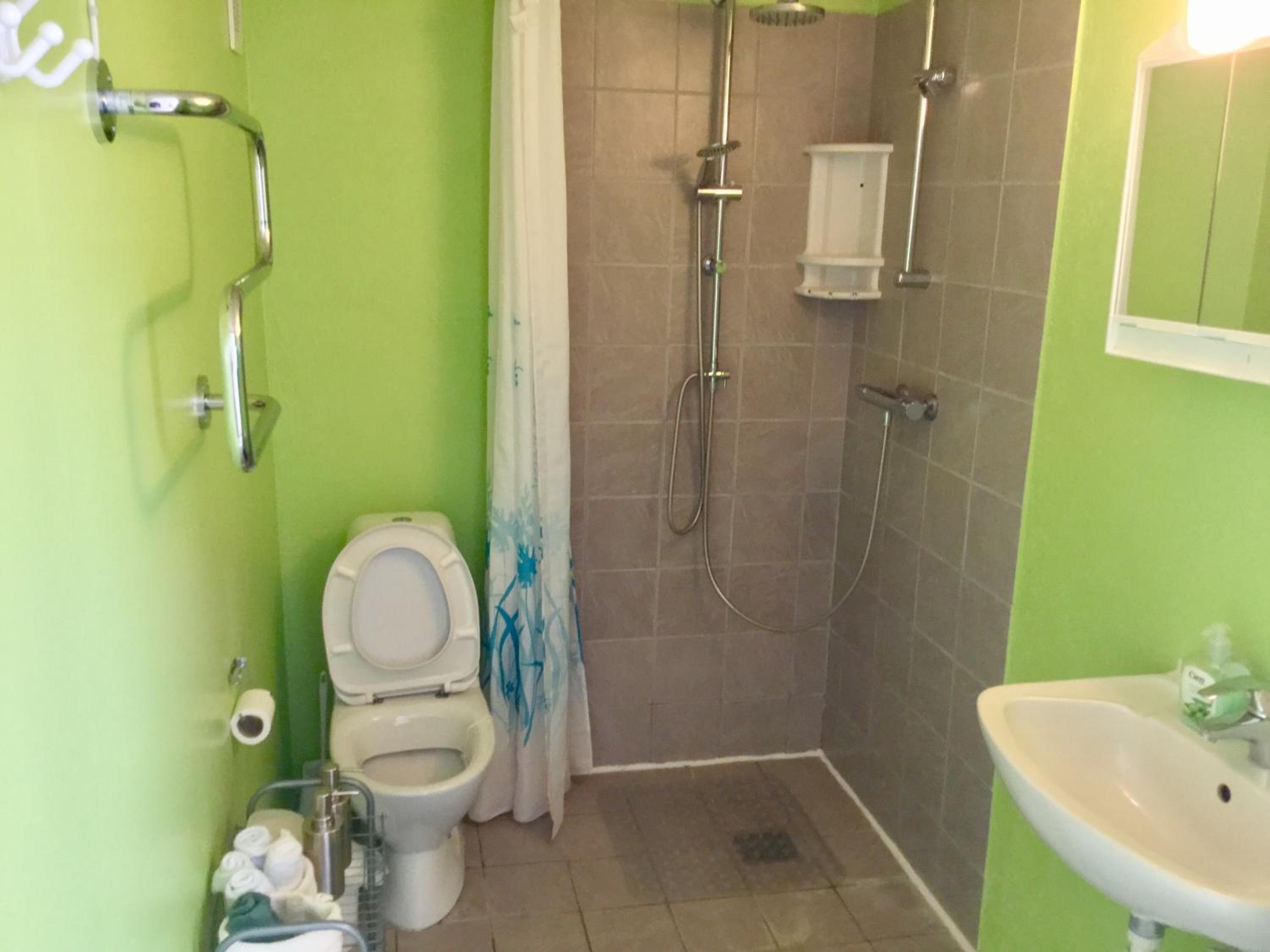 Double Room with Private Bathroom - Photo 10