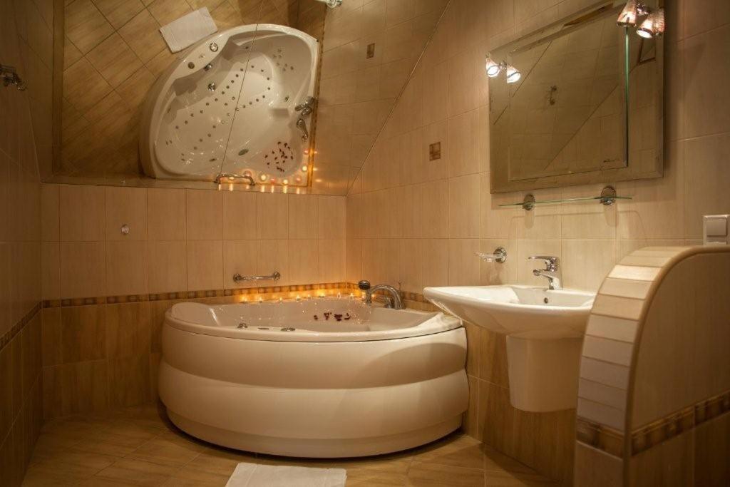King Room with Spa Bath - Photo 2