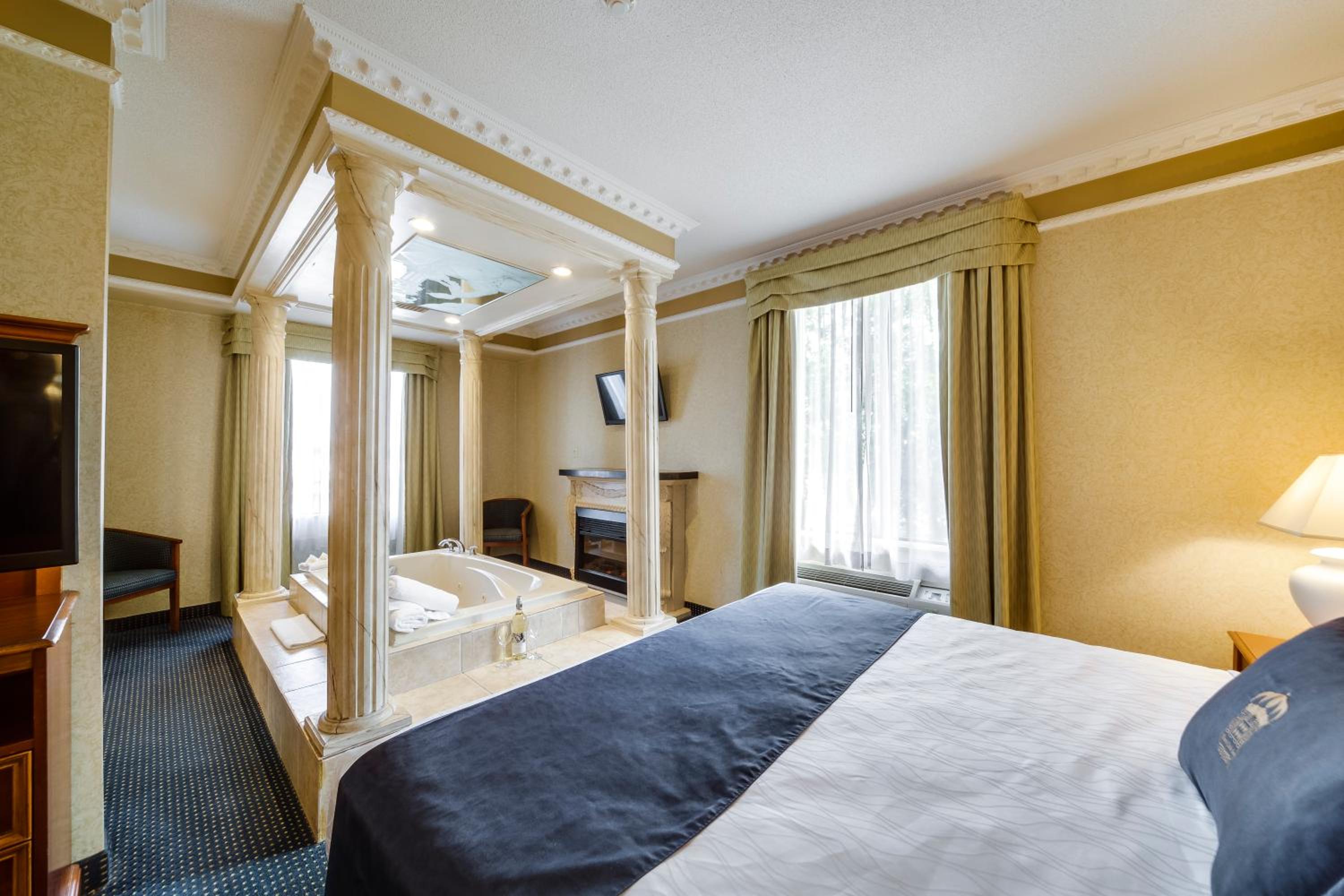 Luxury King Suite With Jetted Tub - Photo 2