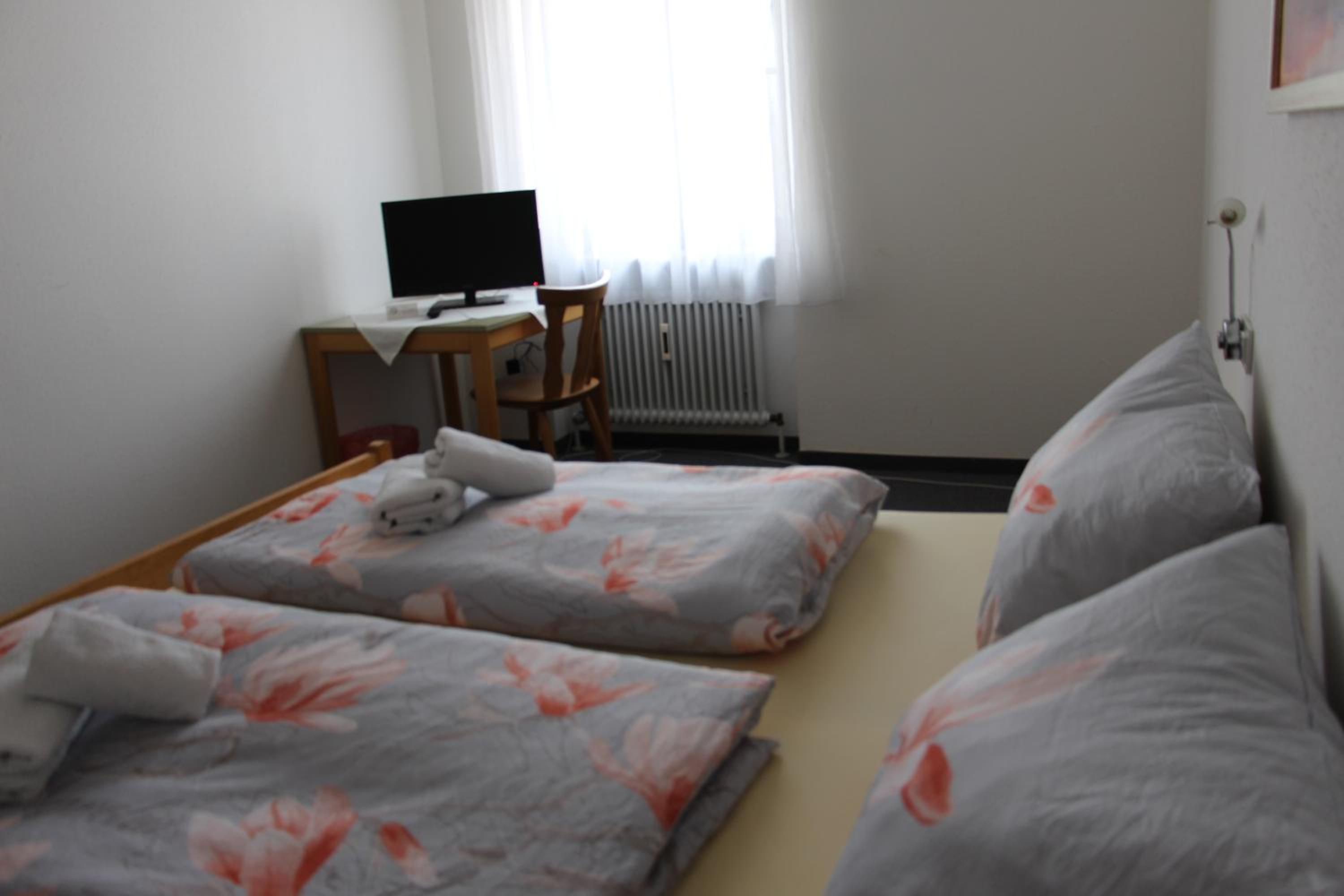 Double Room with Shower - Photo 3