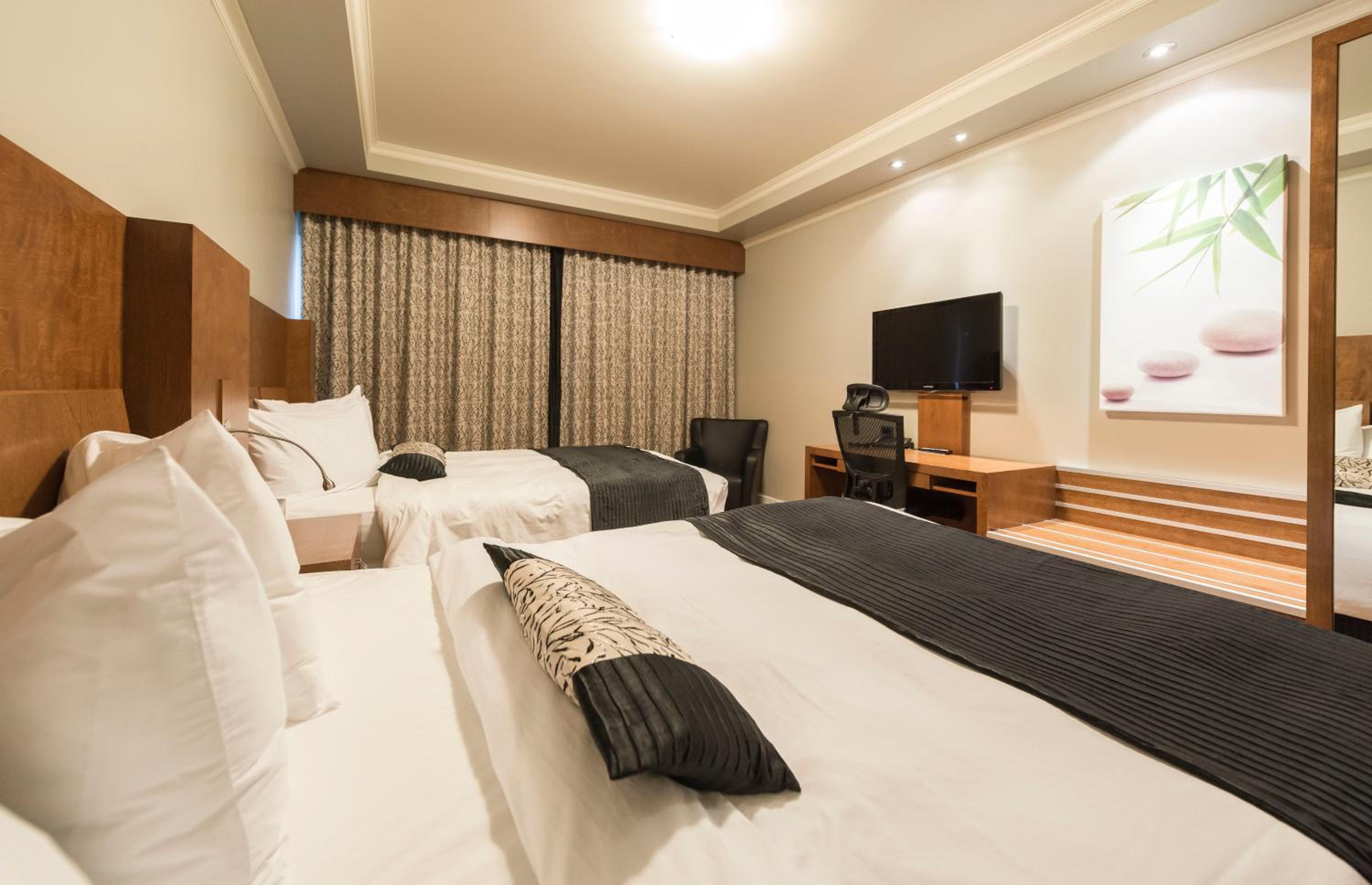 Superior Queen Room with Two Queen Beds photo 1