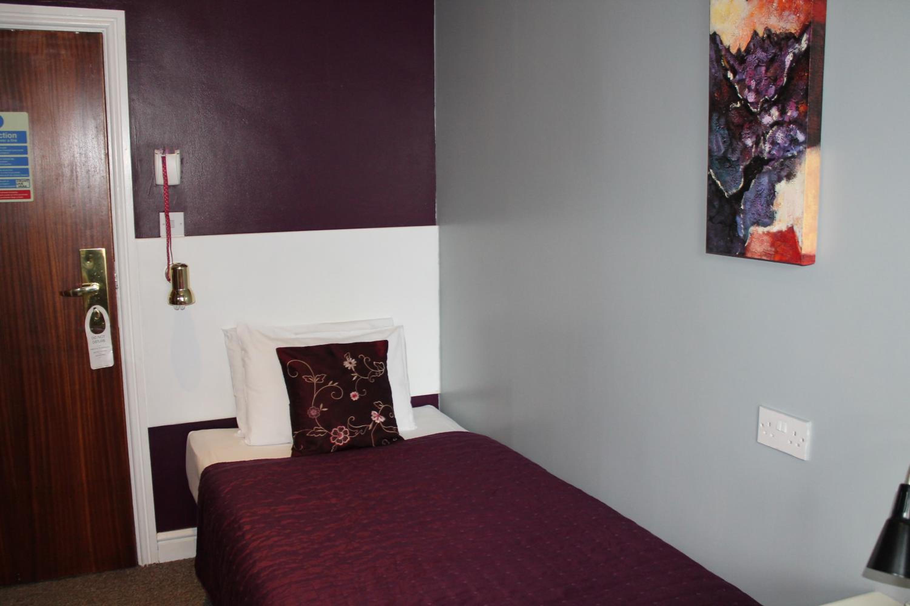 Budget Single Room with Shared Bathroom