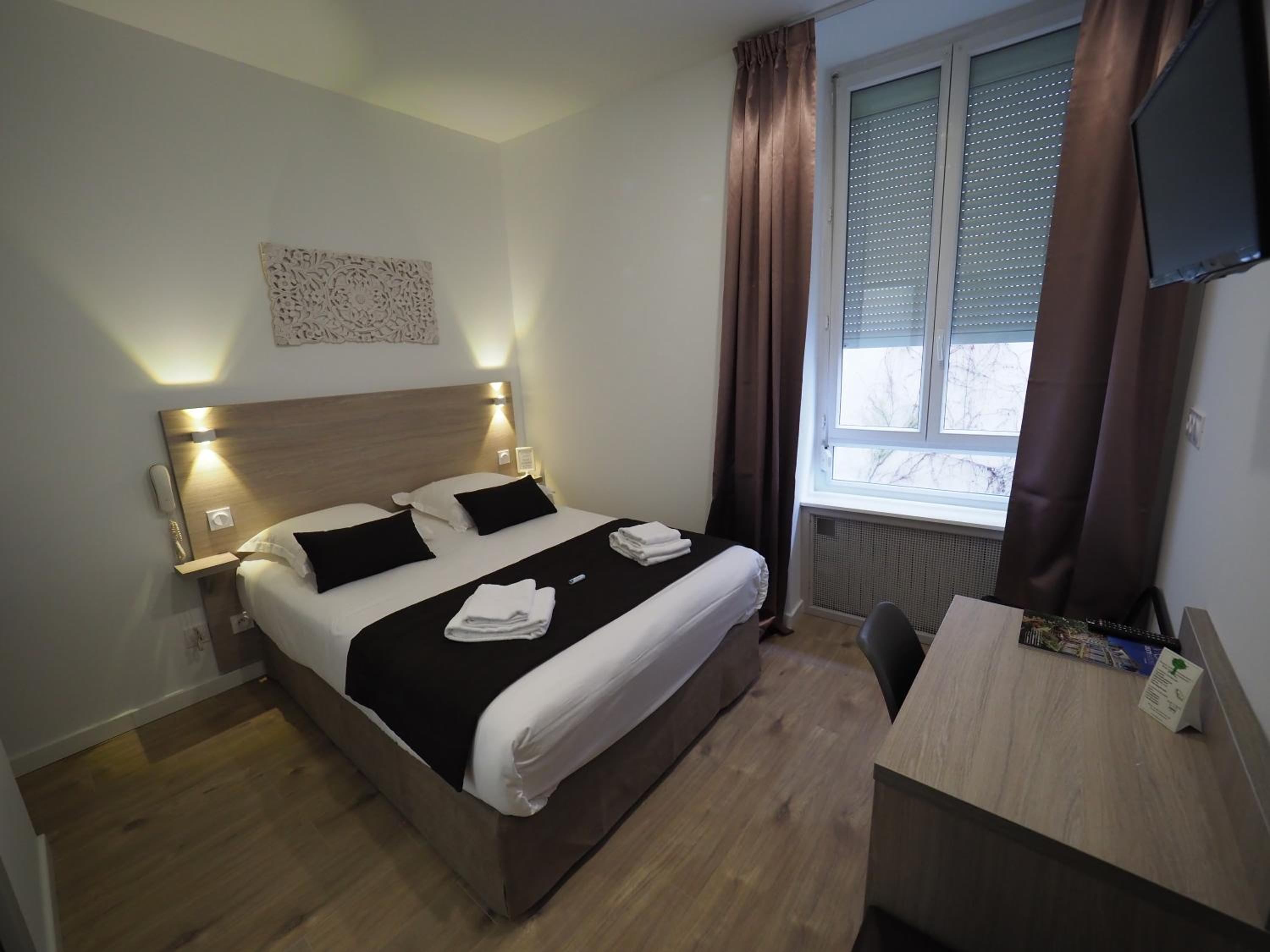 Standard Double Room - Photo 15