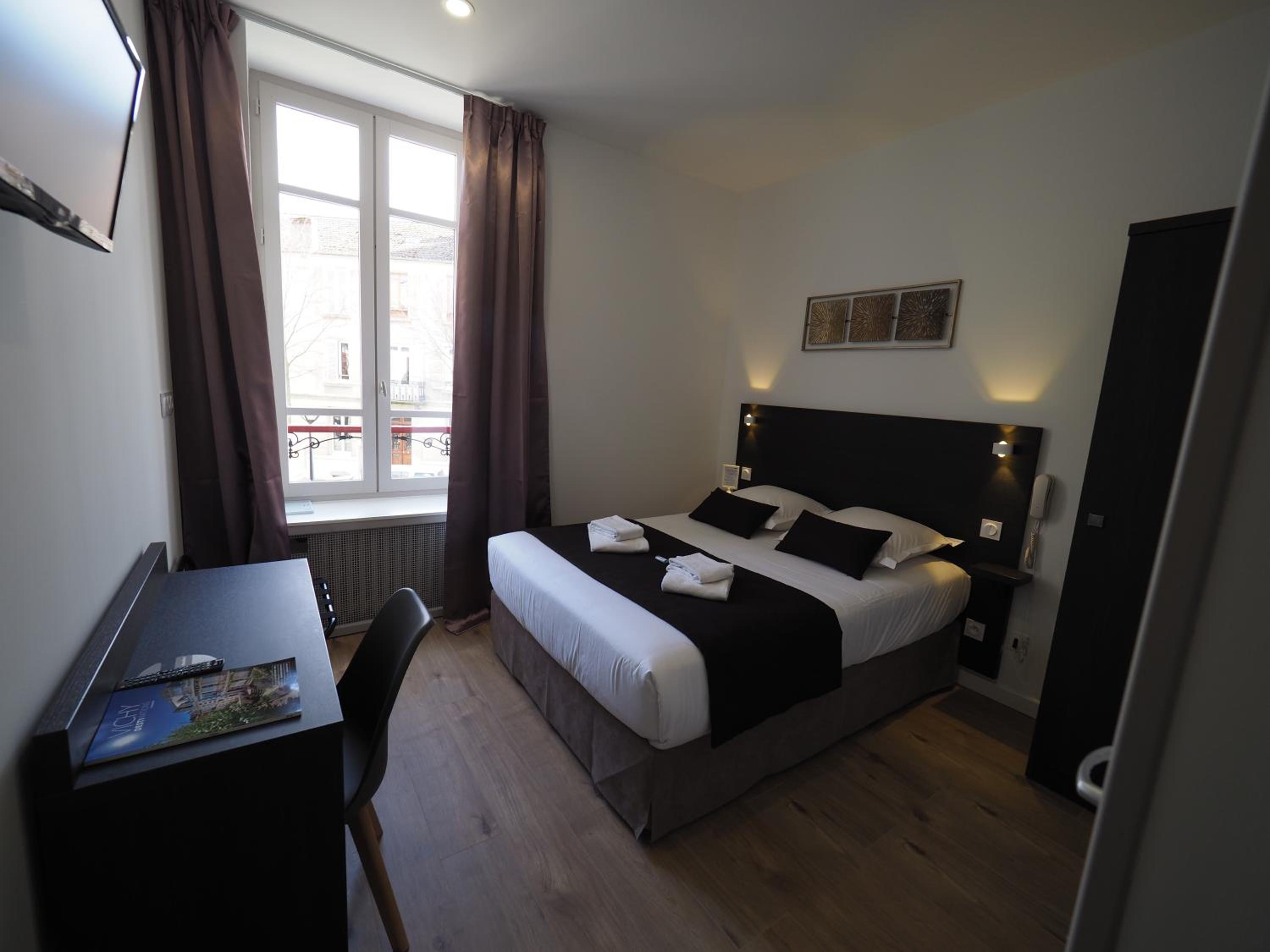 Standard Double Room - Photo 11