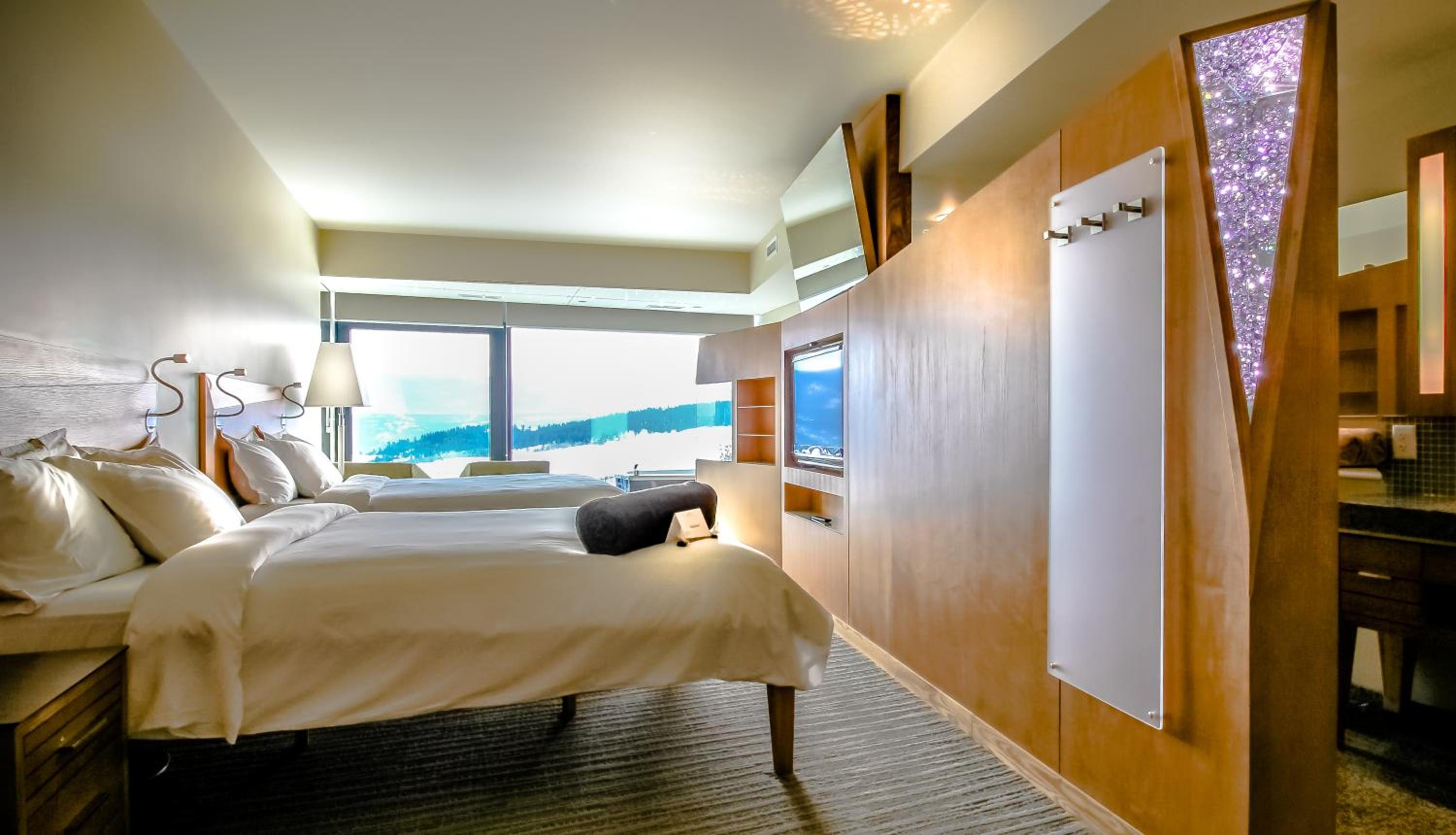 Standard Queen Room with Two Queen Beds with Mountain View photo 2