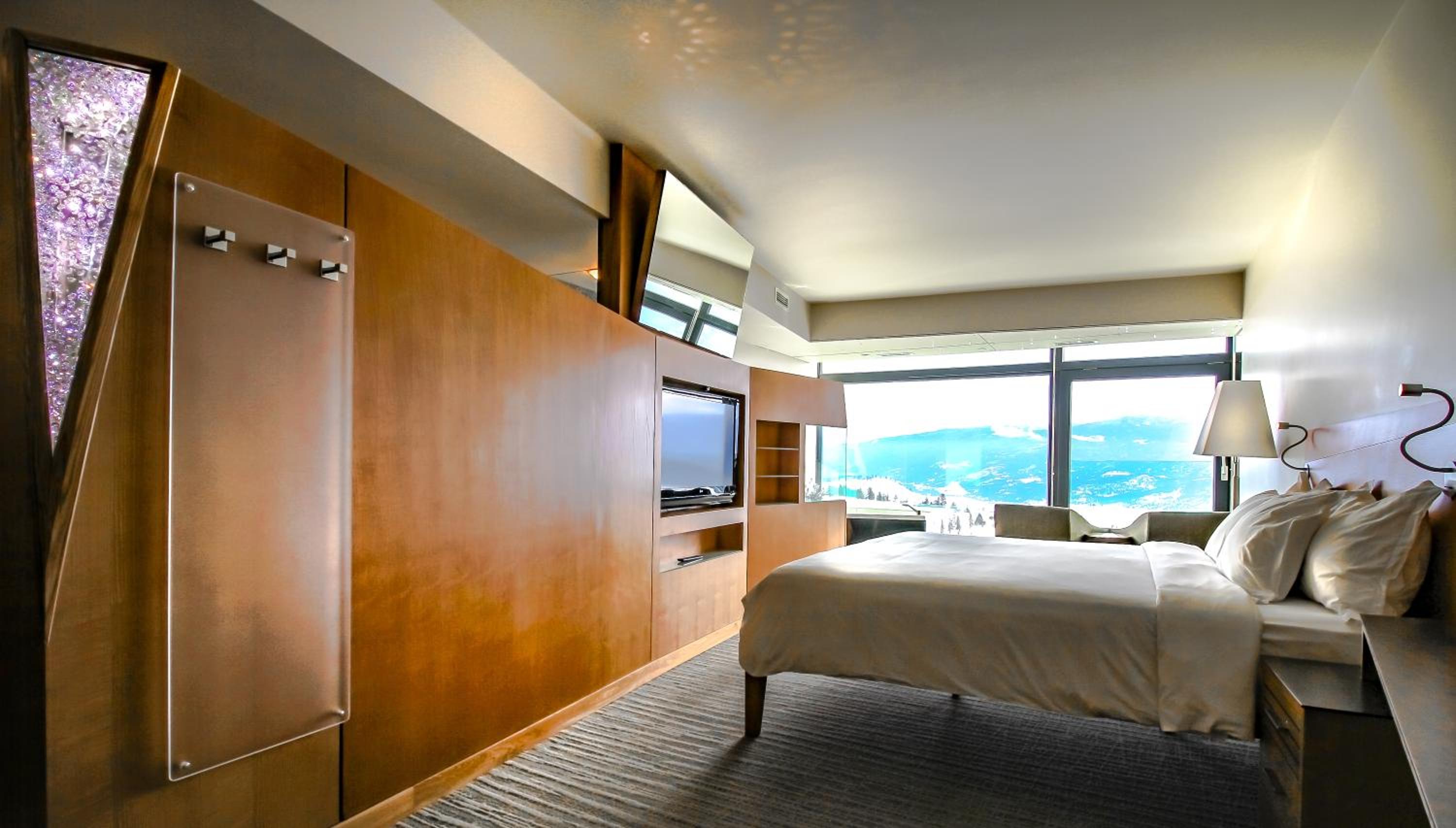 Deluxe King Room with Mountain View photo 2