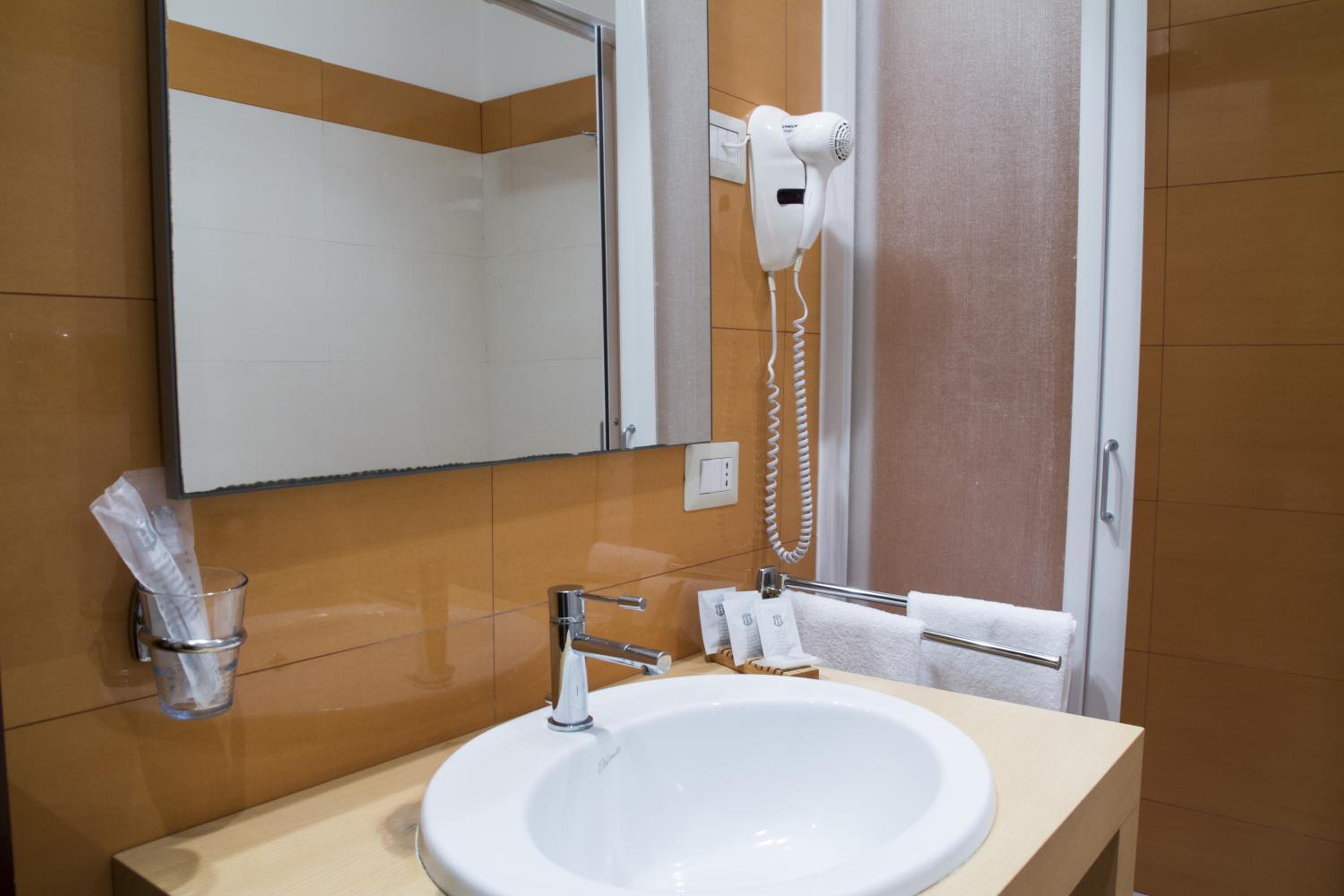 Double or Twin Room - Photo 6