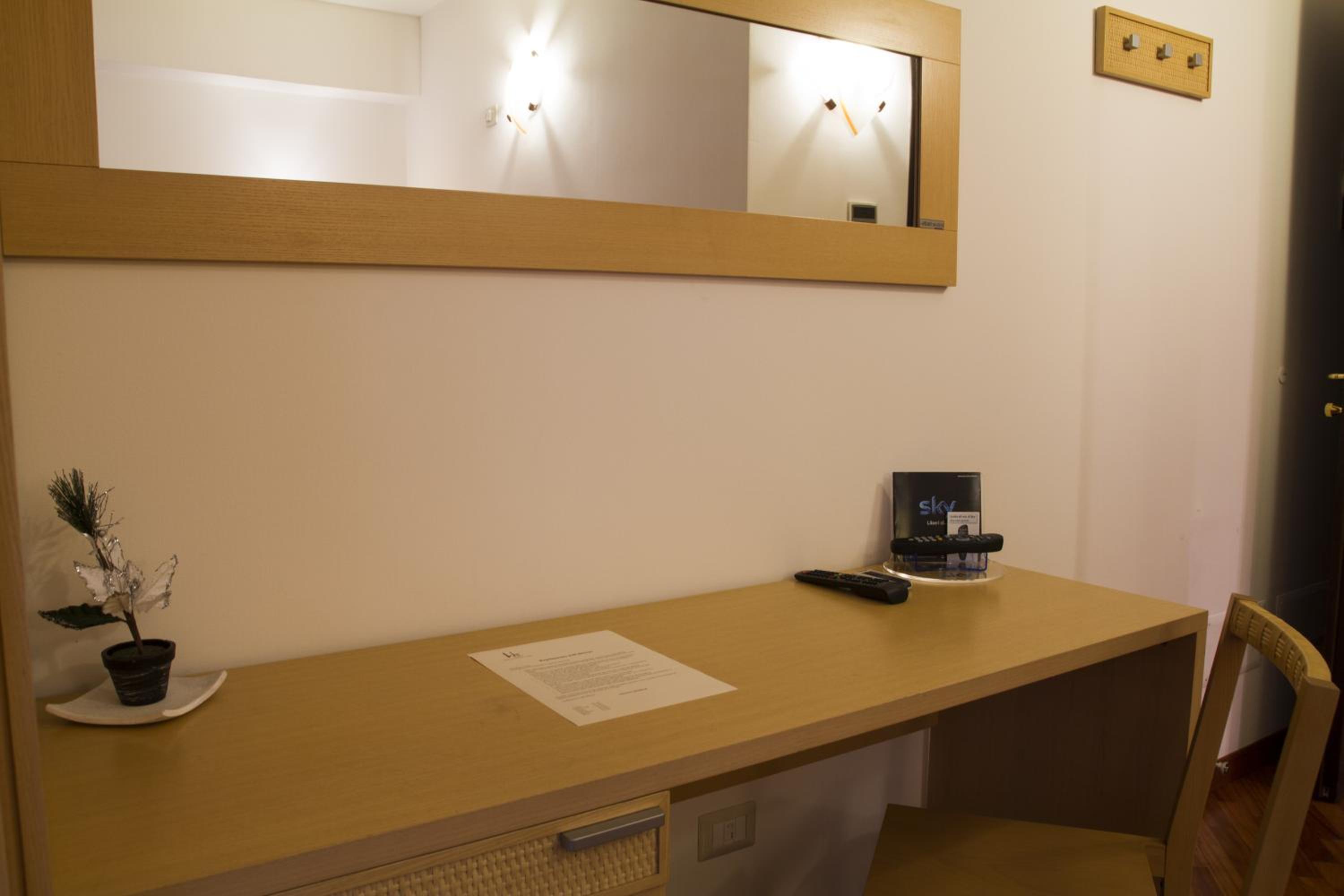 Double or Twin Room - Photo 5