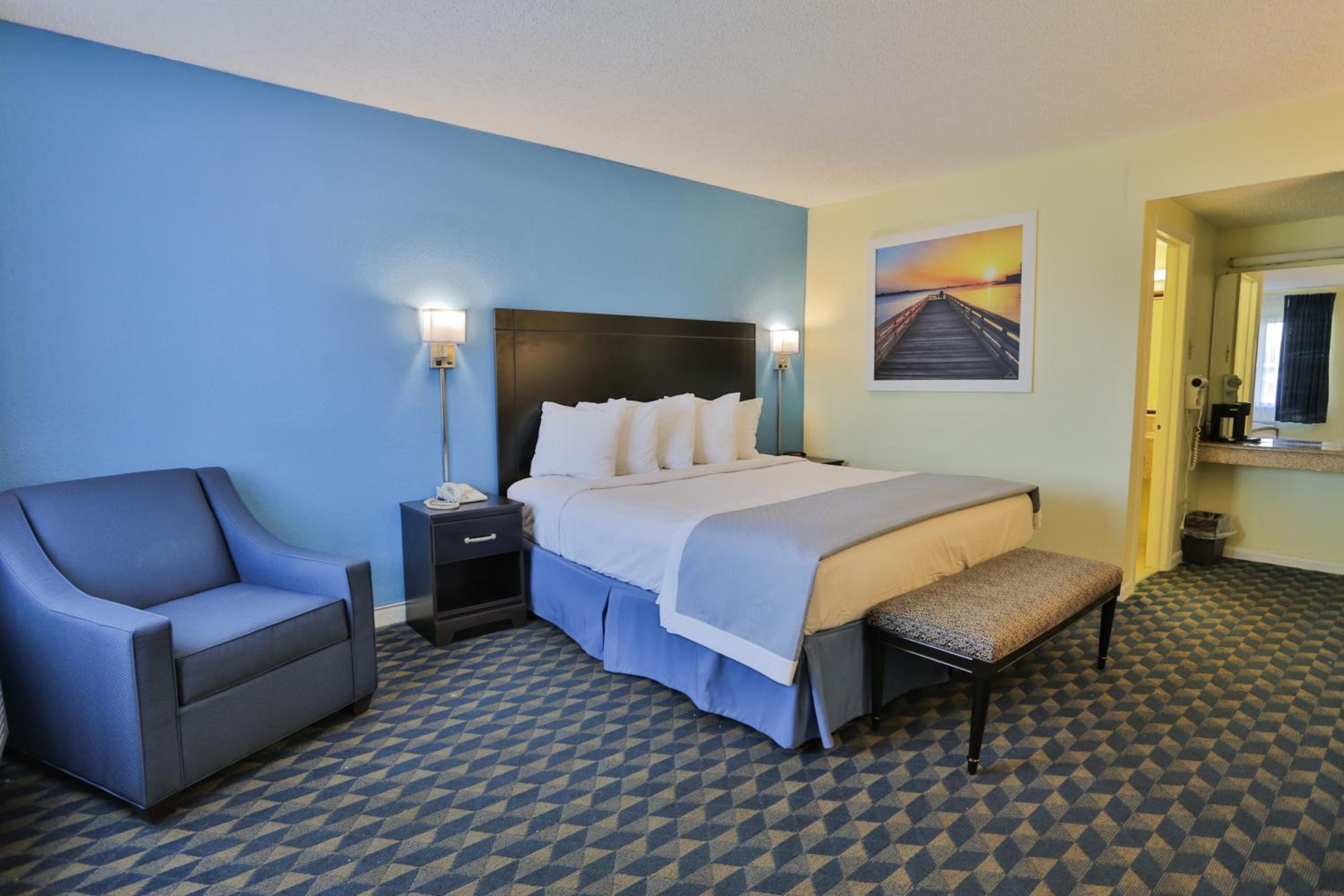King Room - Non-Smoking - Photo 3