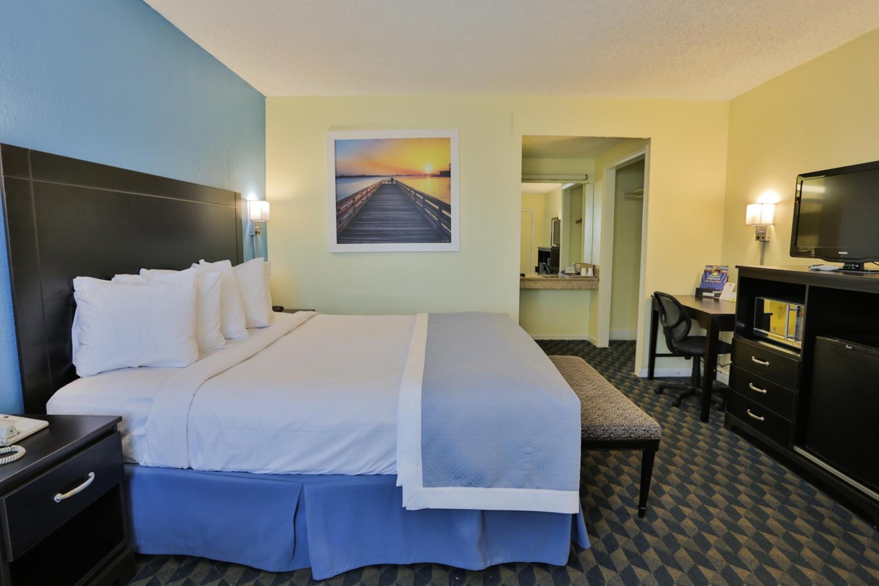 King Room - Non-Smoking - Photo 4