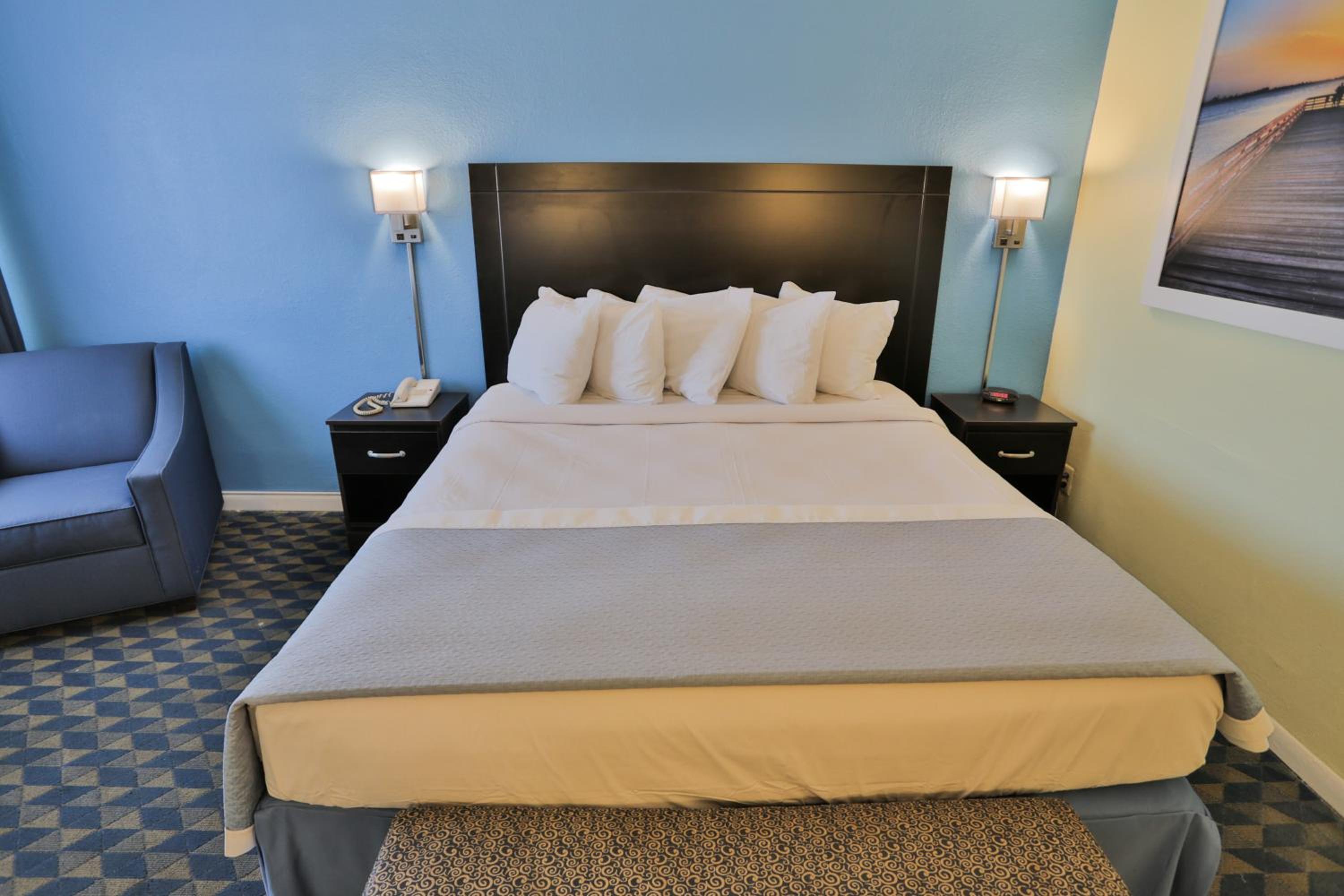 King Room - Non-Smoking - Photo 8