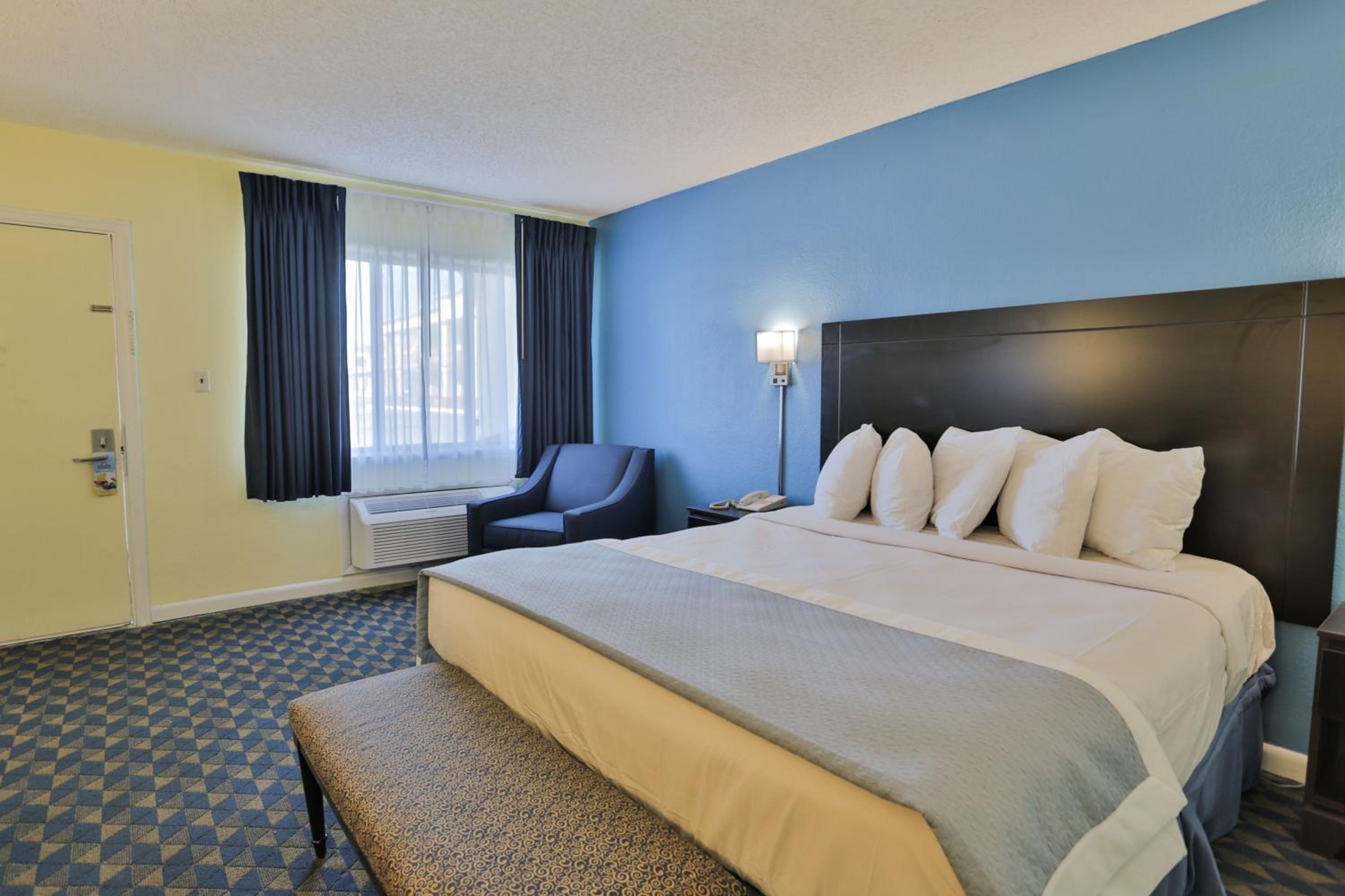 King Room - Non-Smoking - Photo 7
