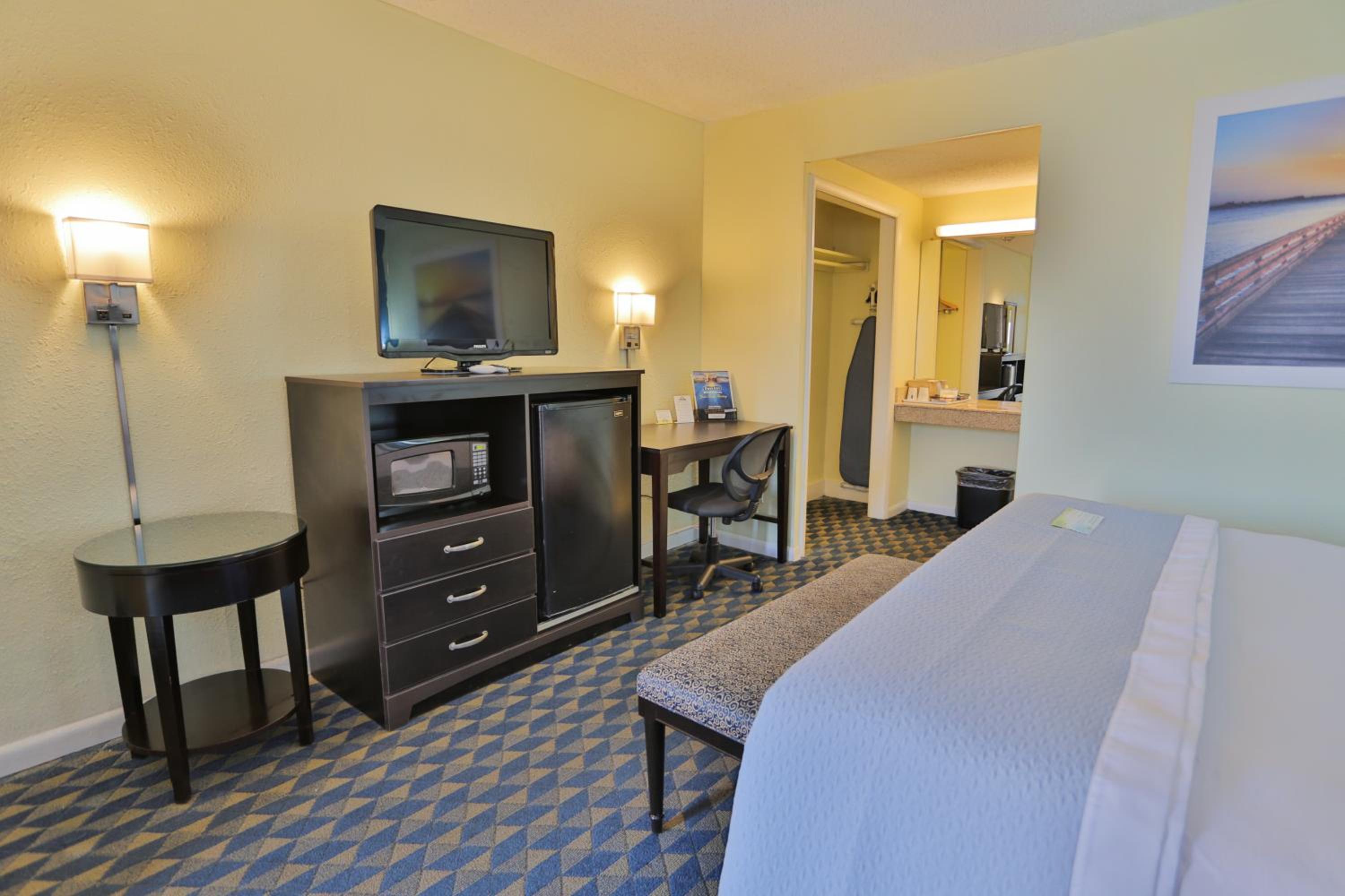 King Room - Non-Smoking - Photo 2