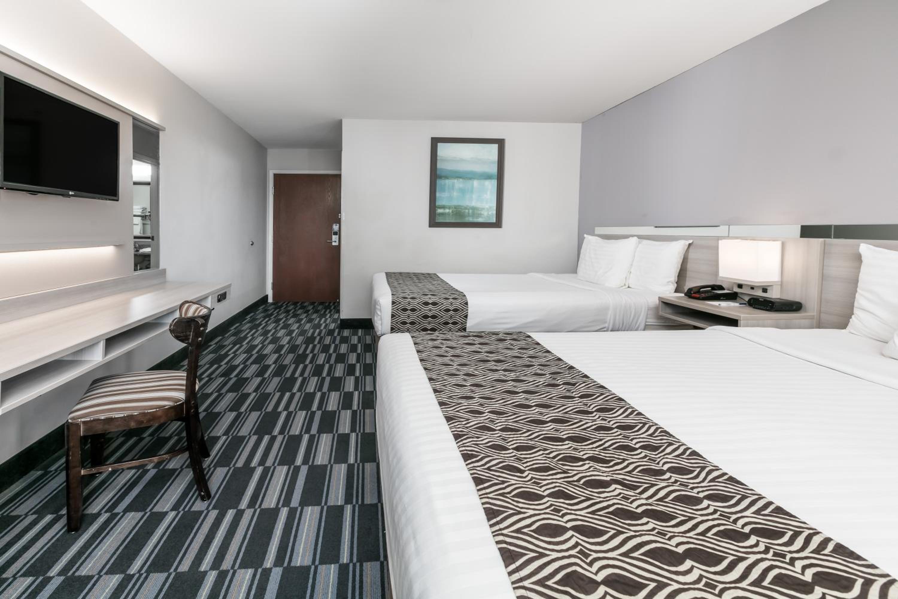 Queen Room with Two Queen Beds - Non-Smoking - Photo 2