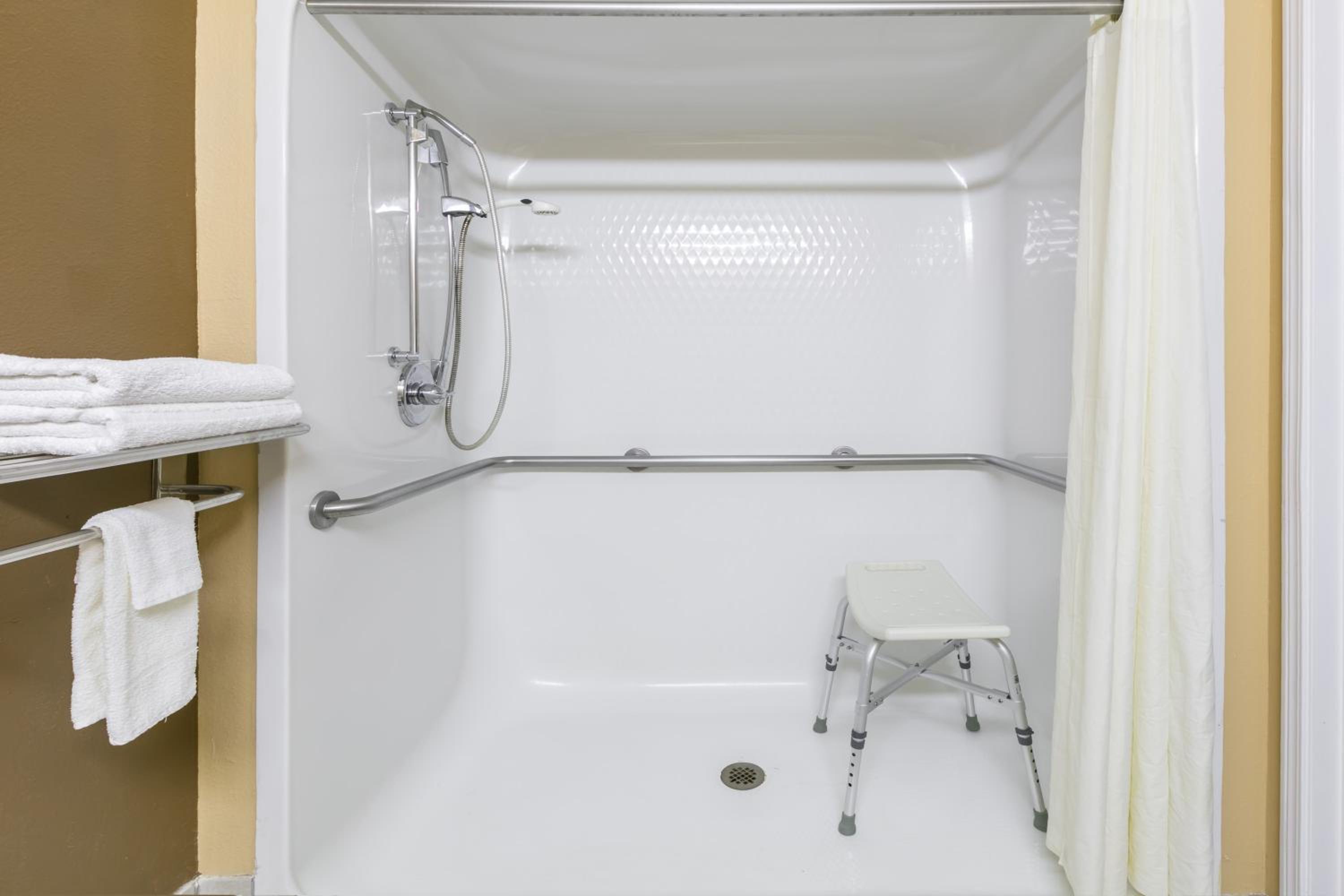 Deluxe Queen Studio Suite - Mobility Access/Non-Smoking - Photo 5
