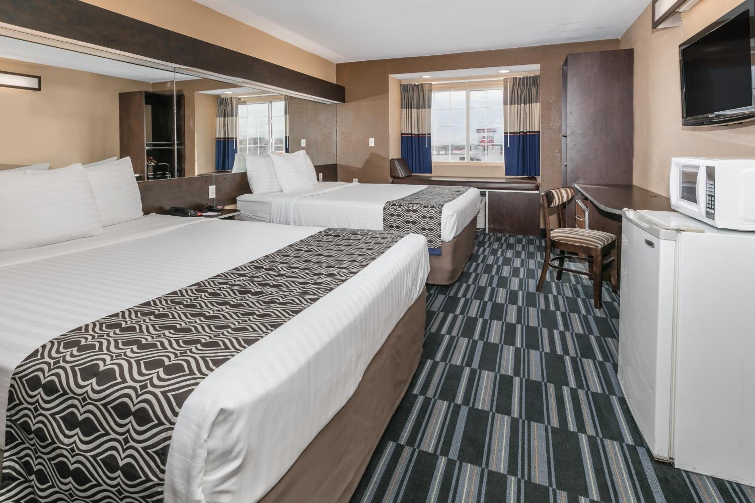 Queen Room with Two Queen Beds - Non-Smoking - Photo 3