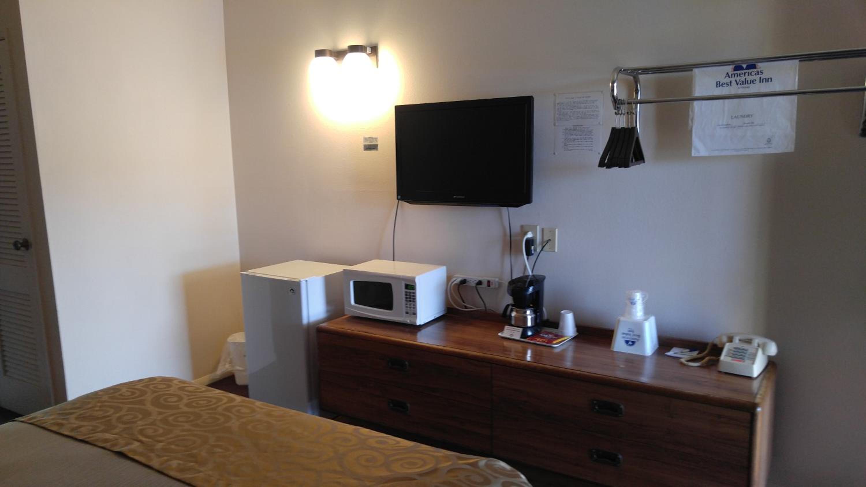1 Queen Bed Non-Smoking - Photo 1