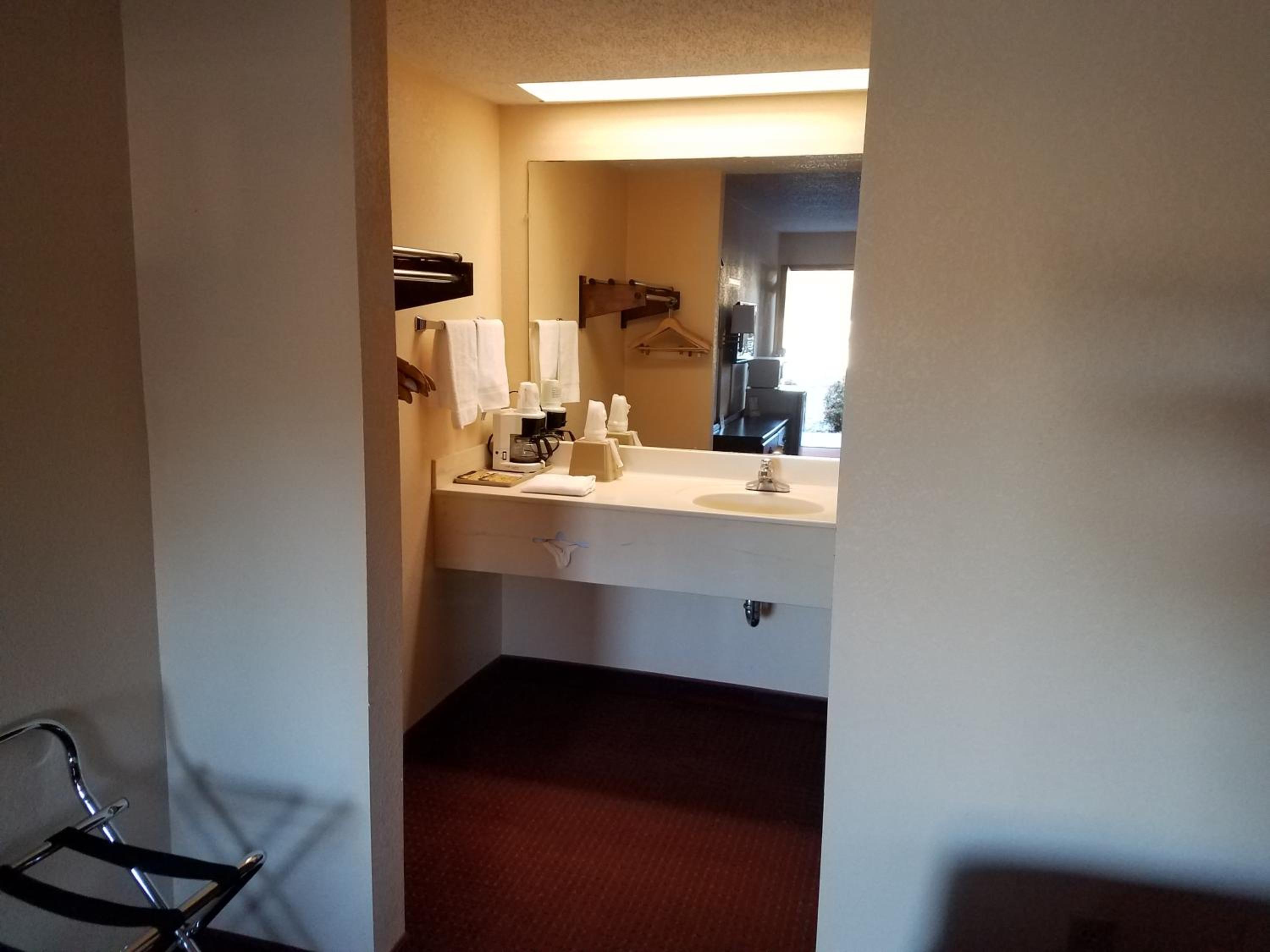 Queen Room with Two Queen Beds - Non-Smoking photo 2