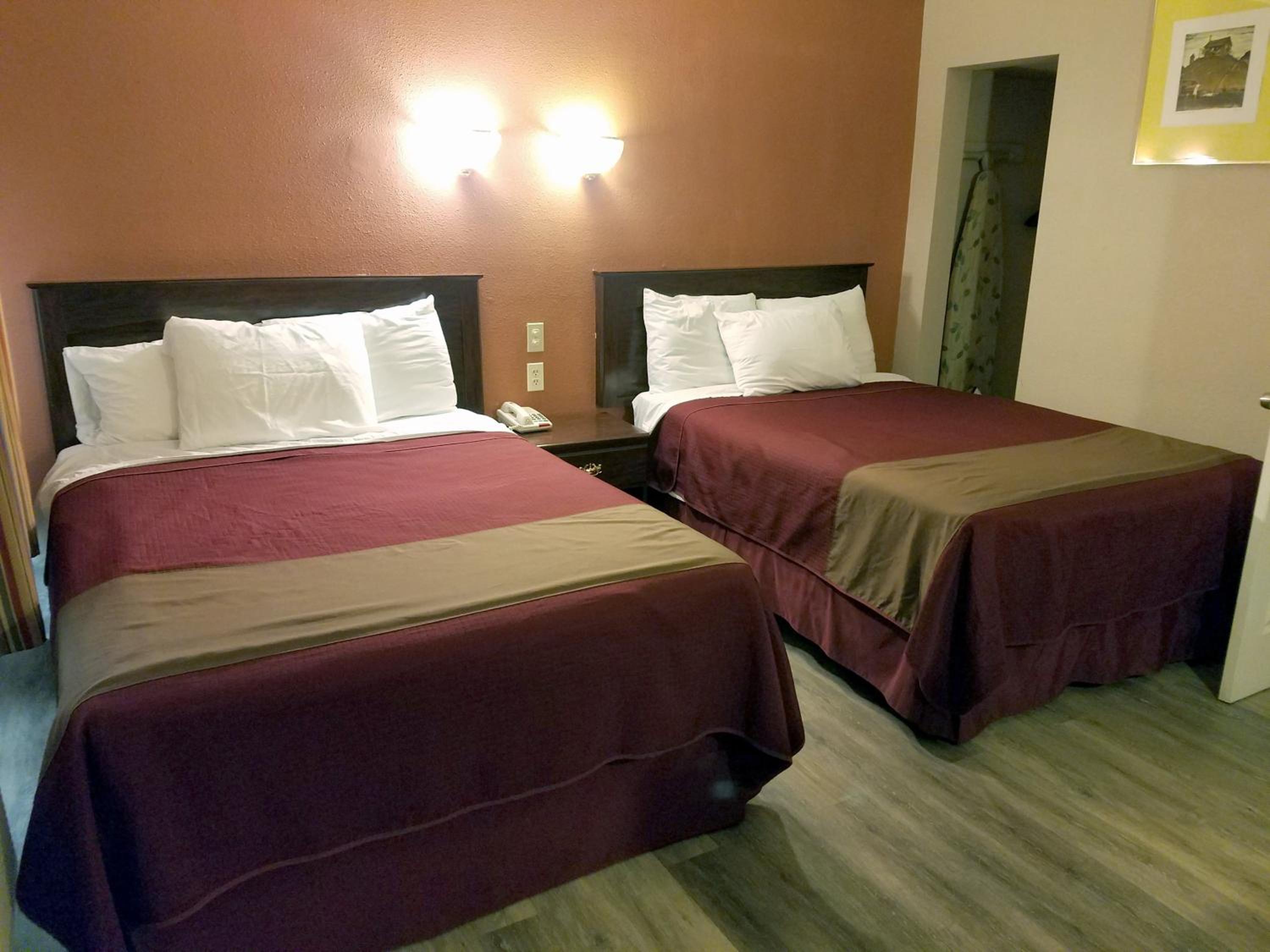 Queen Room with Two Queen Beds - Photo 4