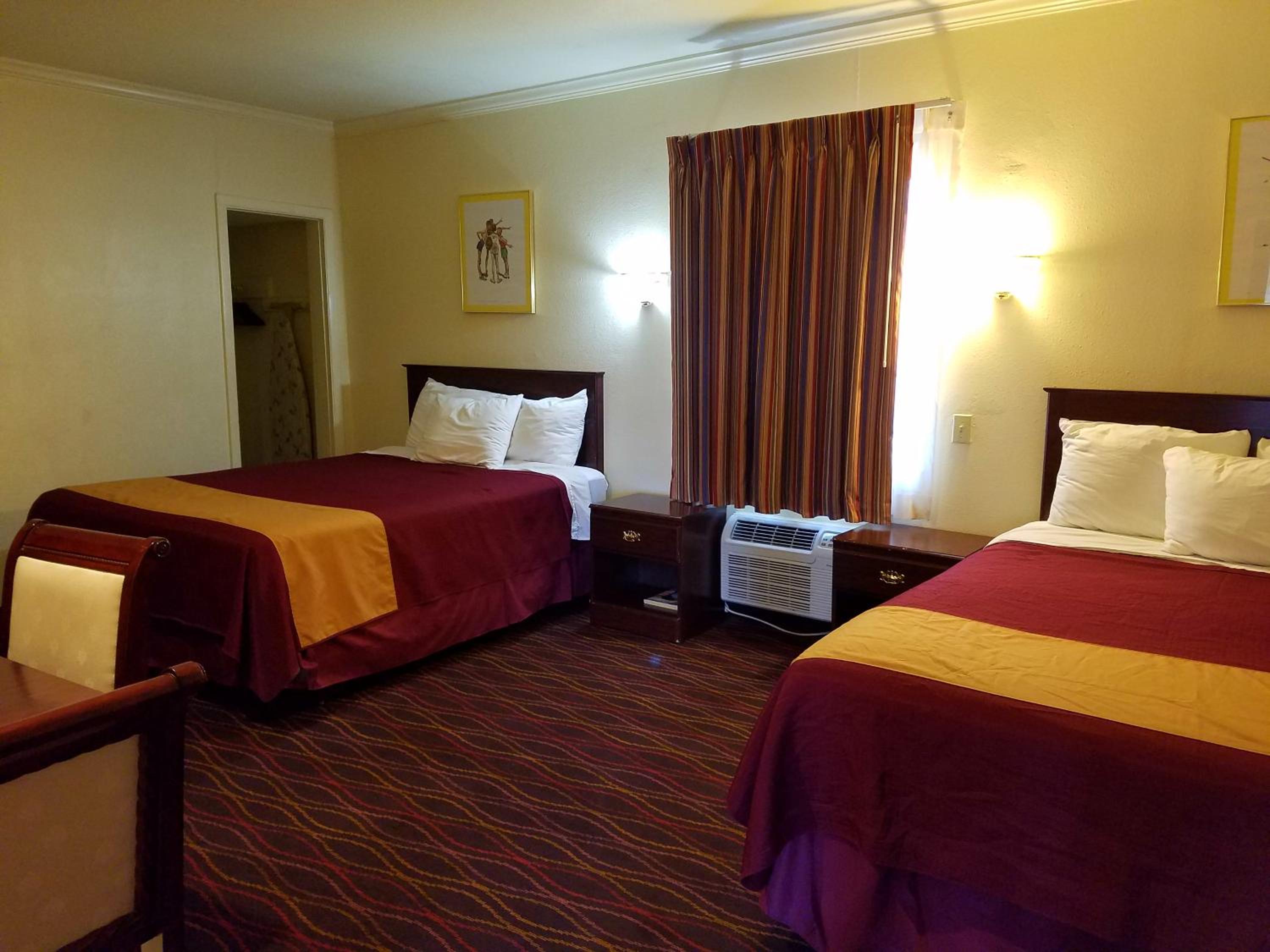 Queen Room with Two Queen Beds - Photo 2