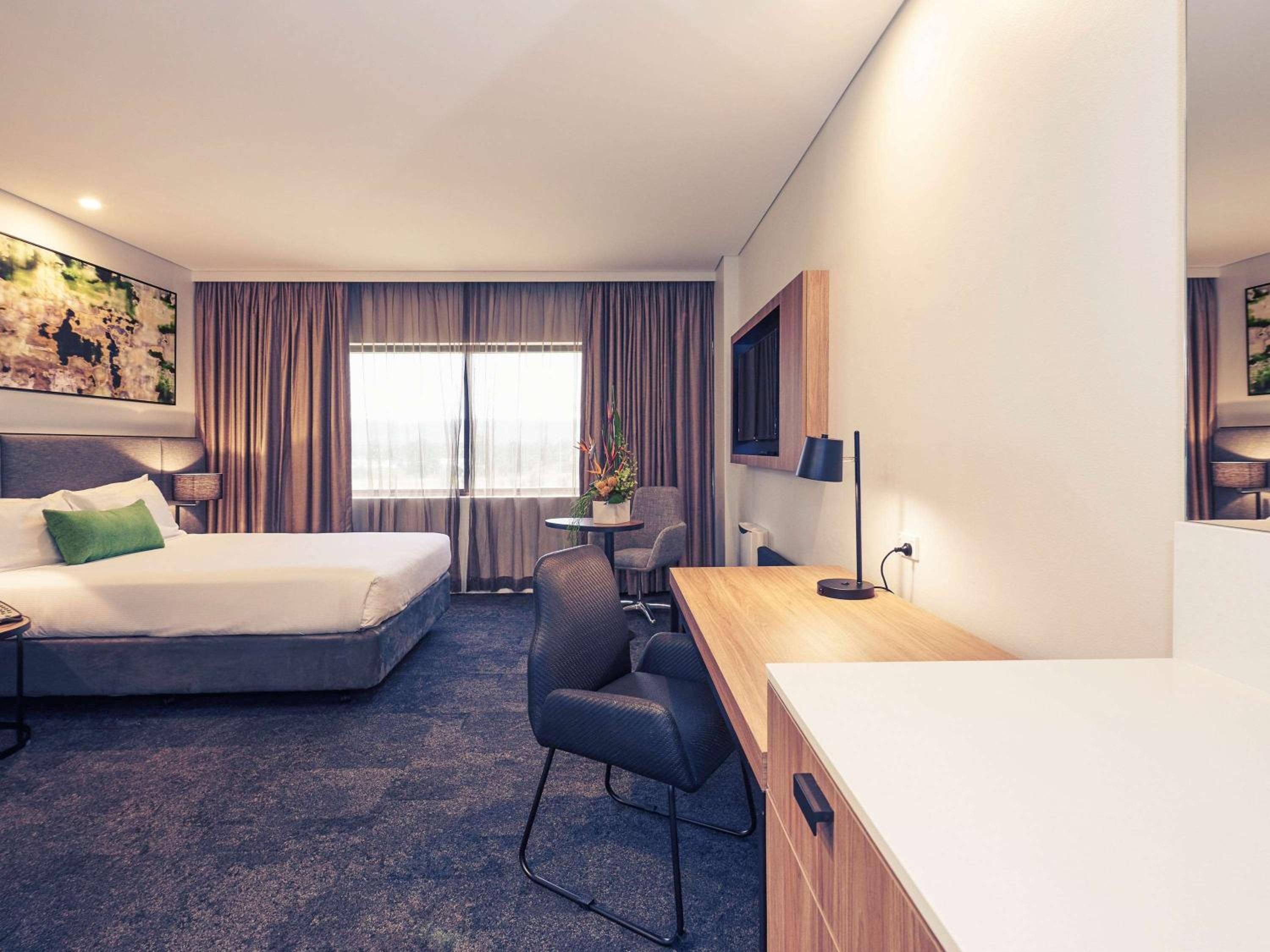 Standard Room with One Queen Bed and One Single Bed - Photo 7