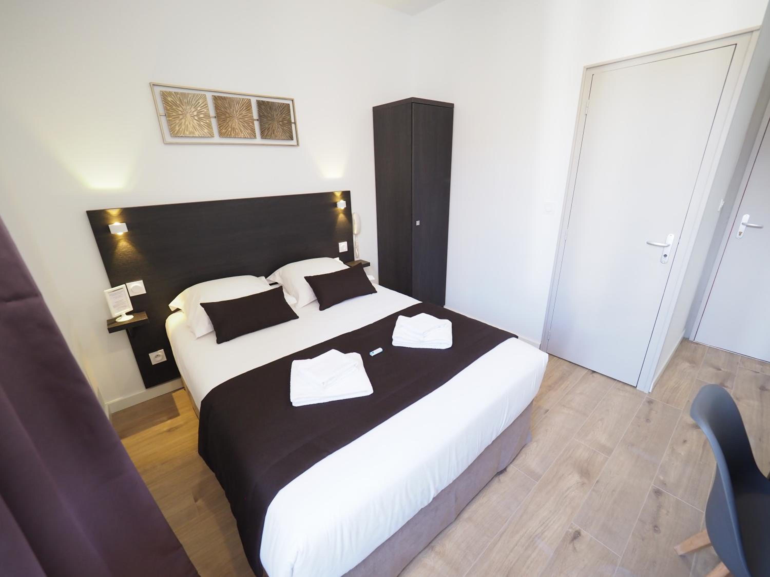 Standard Double Room - Photo 13