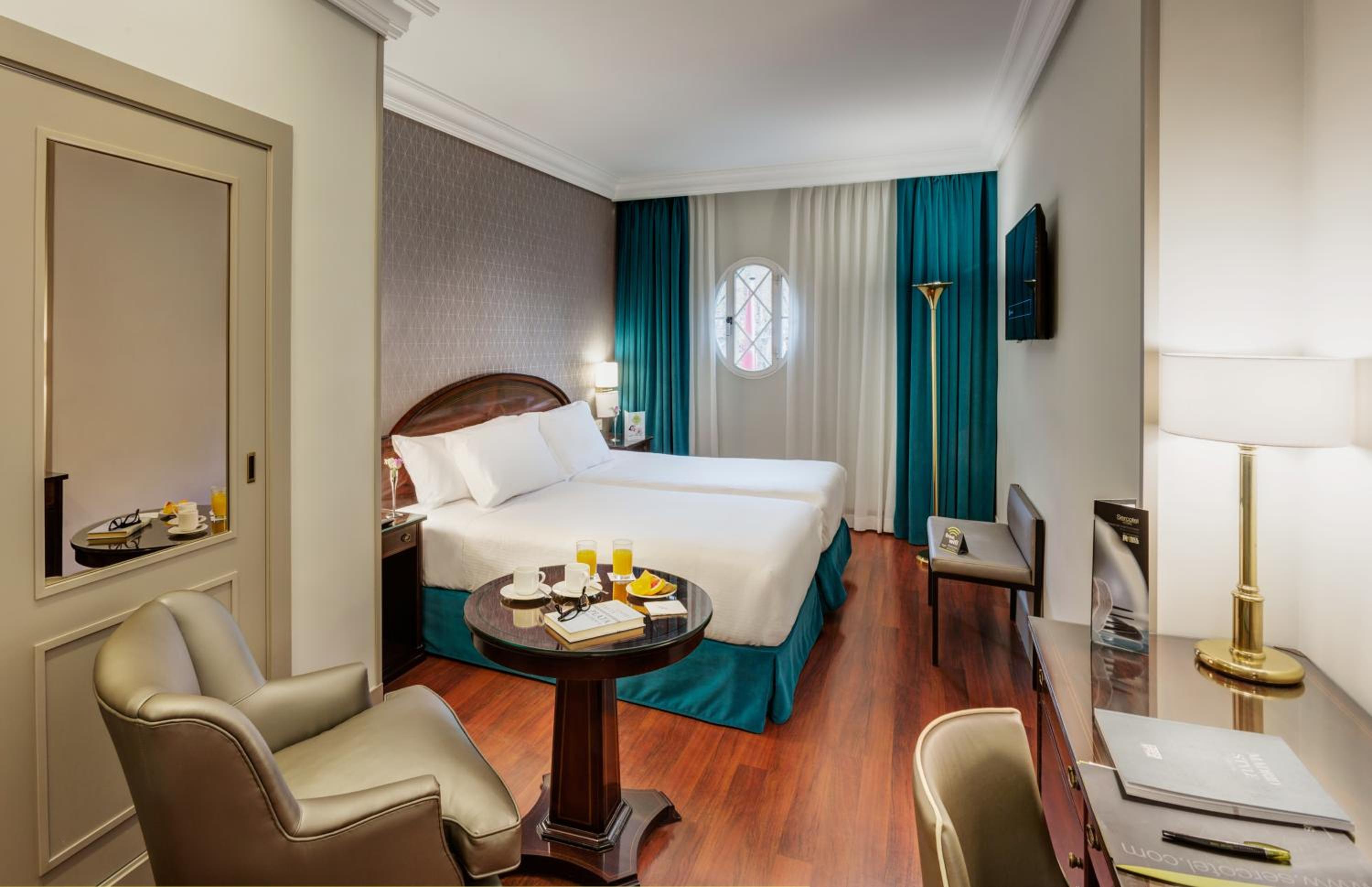 Double Room with Plaza View - Photo 3