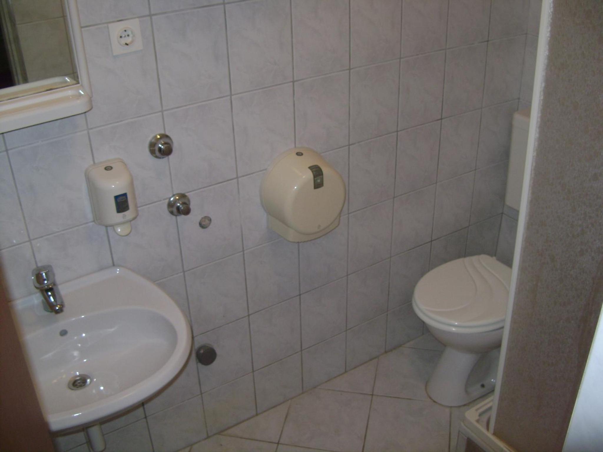 Apartment with Balcony - Photo 5