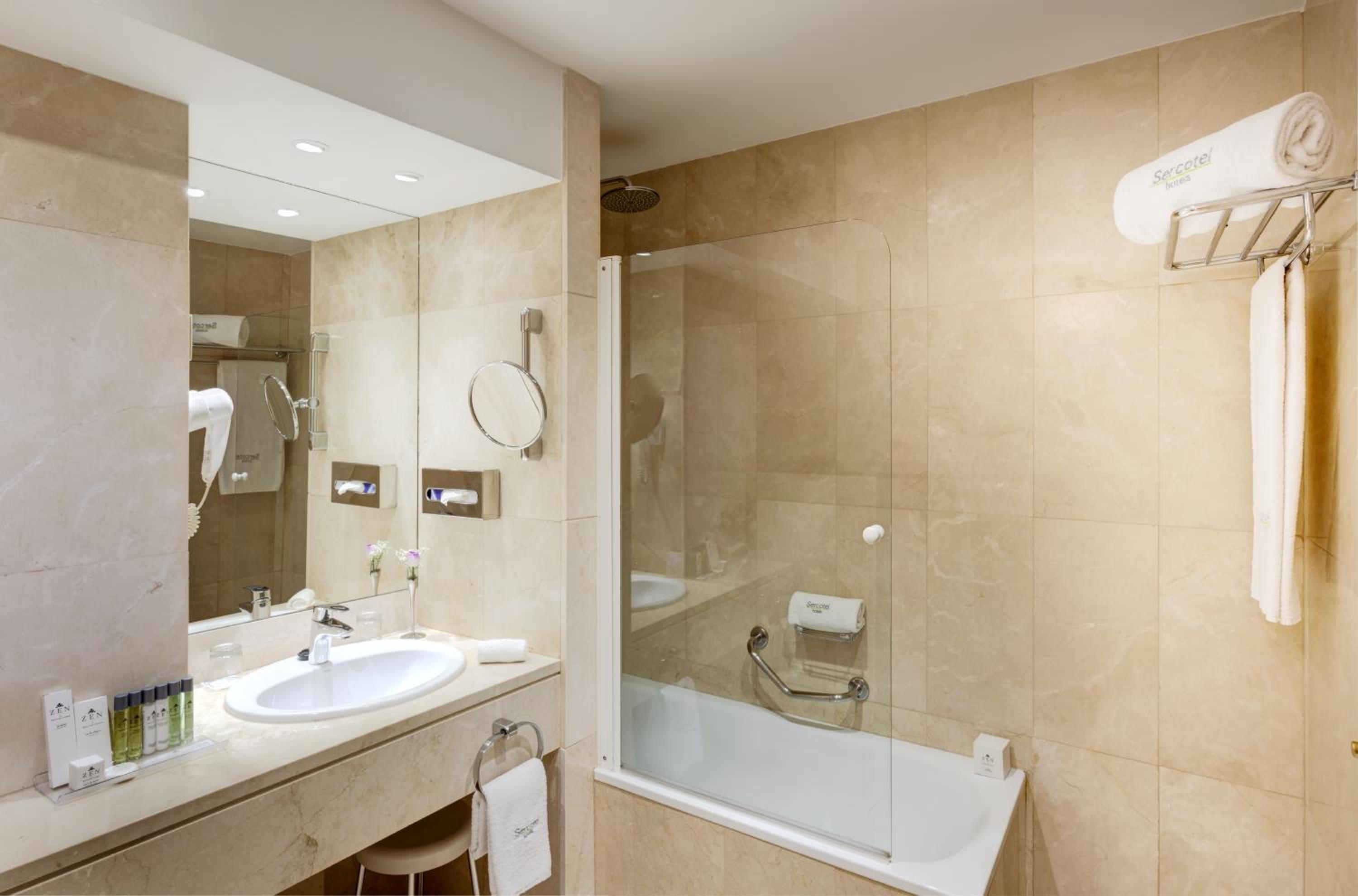 Double Room with Plaza View - Photo 4