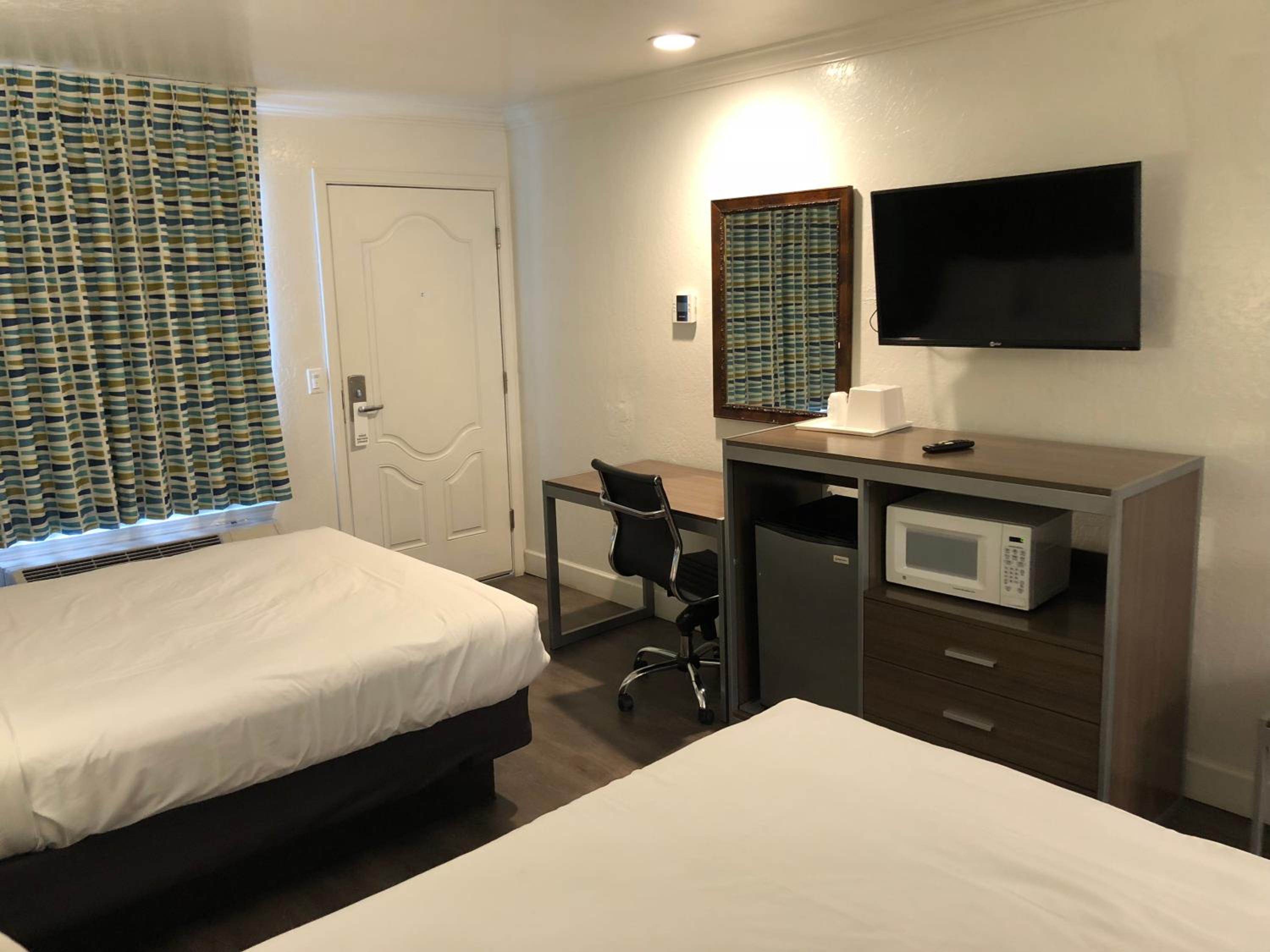 Deluxe Queen Room with Two Queen Beds photo 1