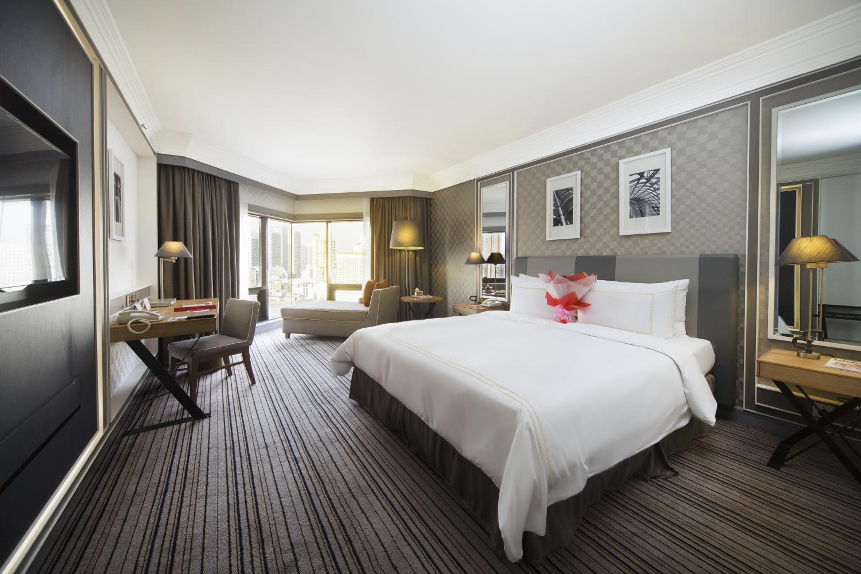 Club Room with One King Bed photo 3