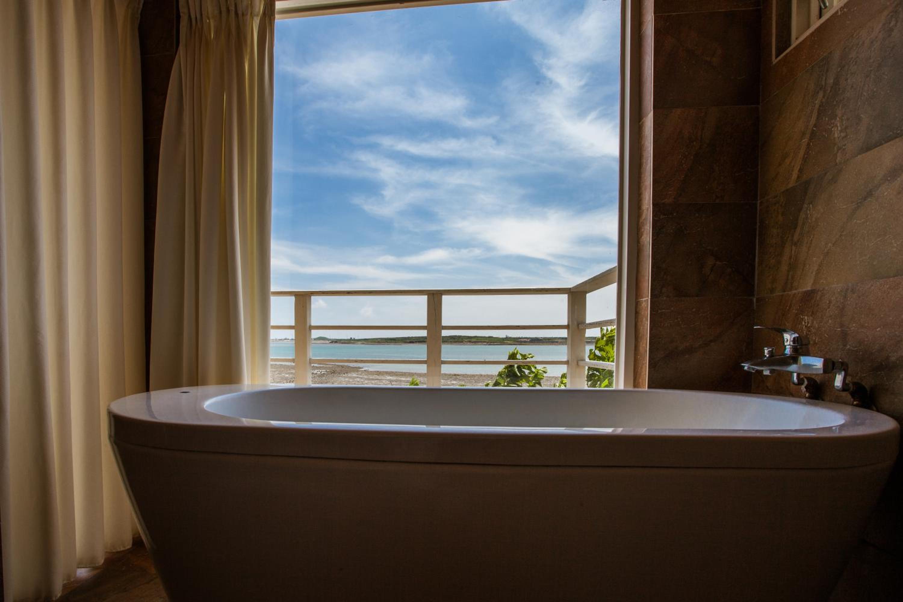 Deluxe Double Room with Balcony and Sea View Second Floor - Photo 3